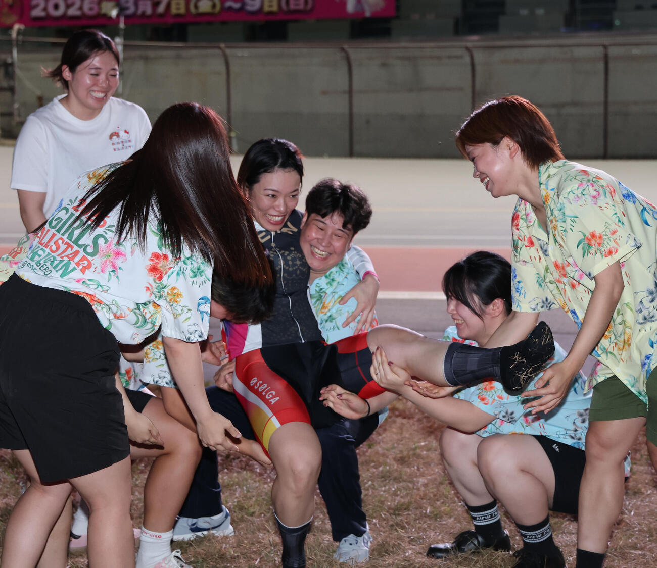 12R決勝を制した1番車の佐藤水菜は仲間に胴上げされ歓喜の表情（撮影・梅根麻紀）