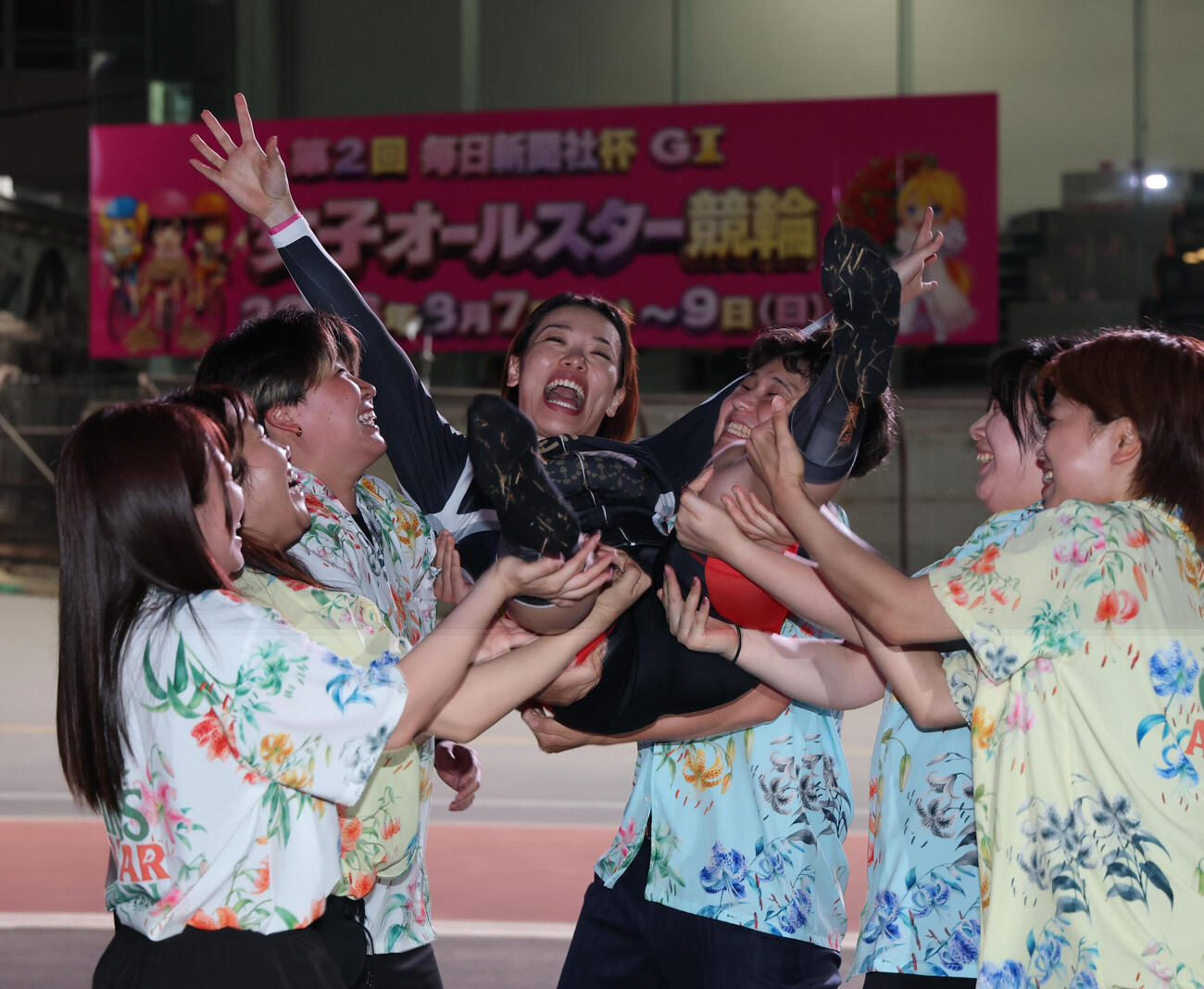 女子オールスターを制した佐藤水菜は仲間に胴上げされ歓喜の表情（撮影・梅根麻紀）