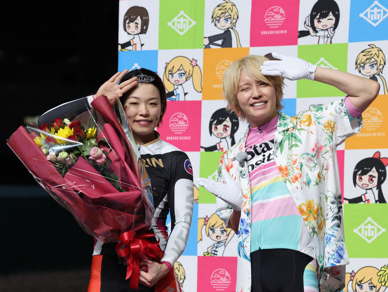 優勝した佐藤水菜はプレゼンターの手越祐也（右）とポーズを決める（撮影・梅根麻紀）