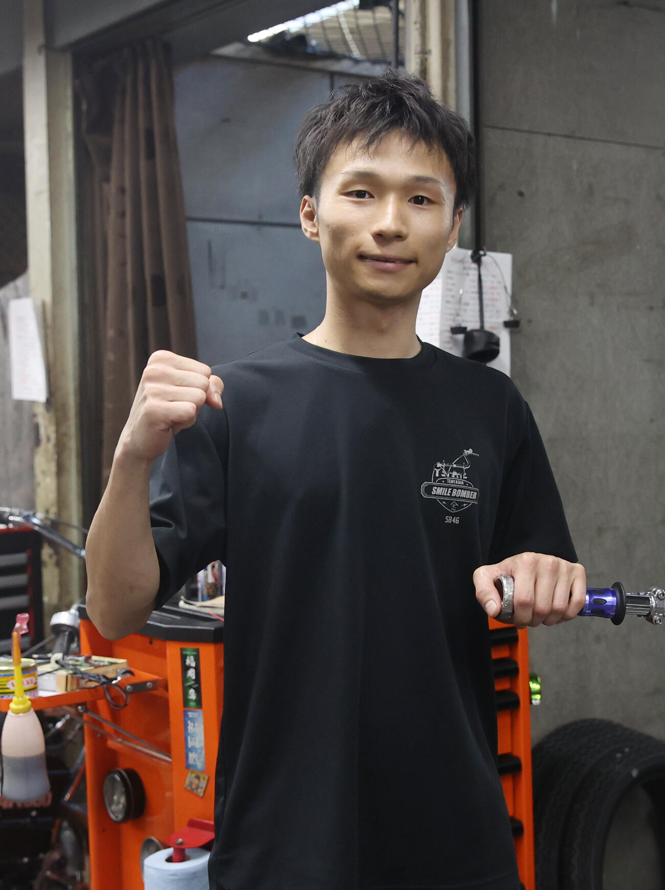 前検でガッツポーズする福岡鷹（撮影・柴田隆二）
