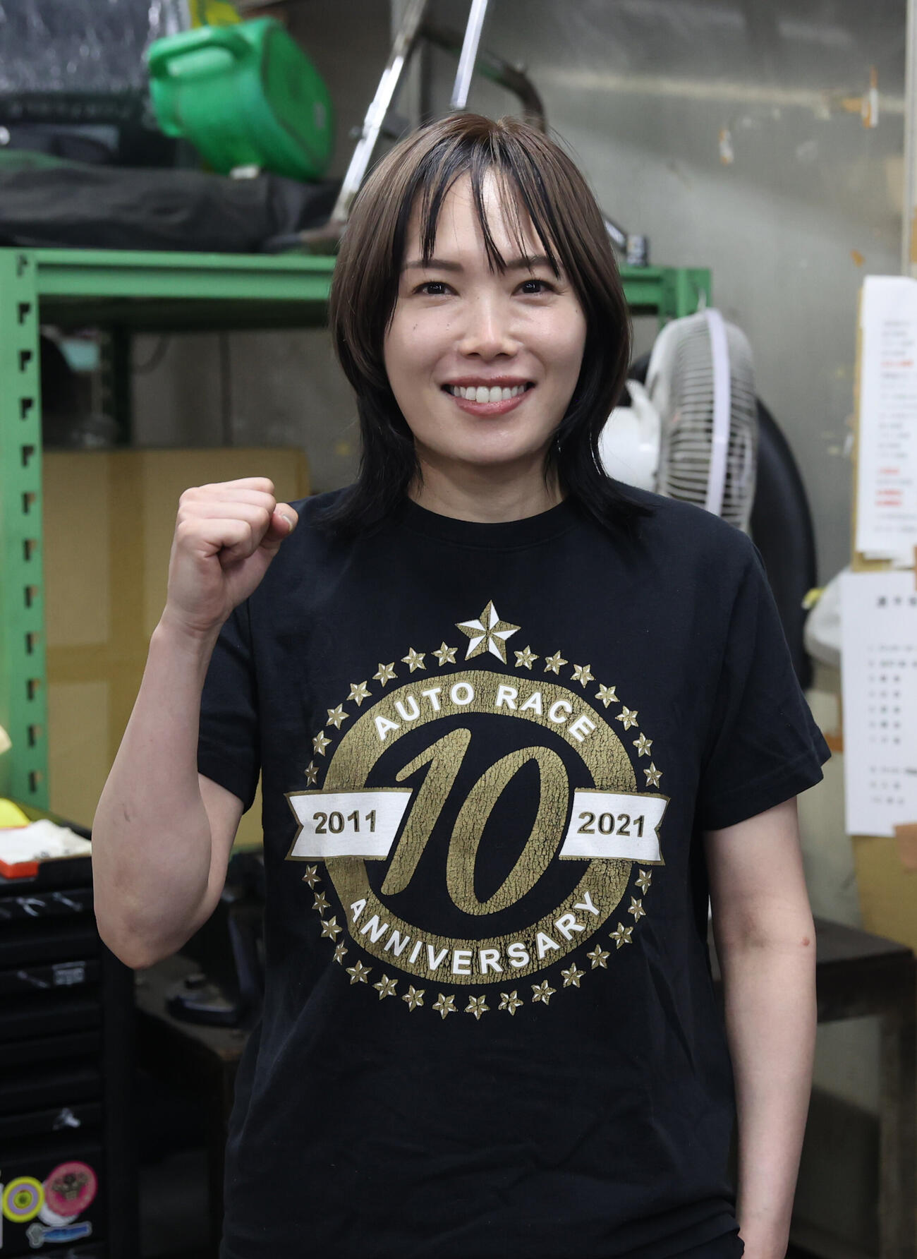 前検でガッツポーズする佐藤摩弥（撮影・柴田隆二）