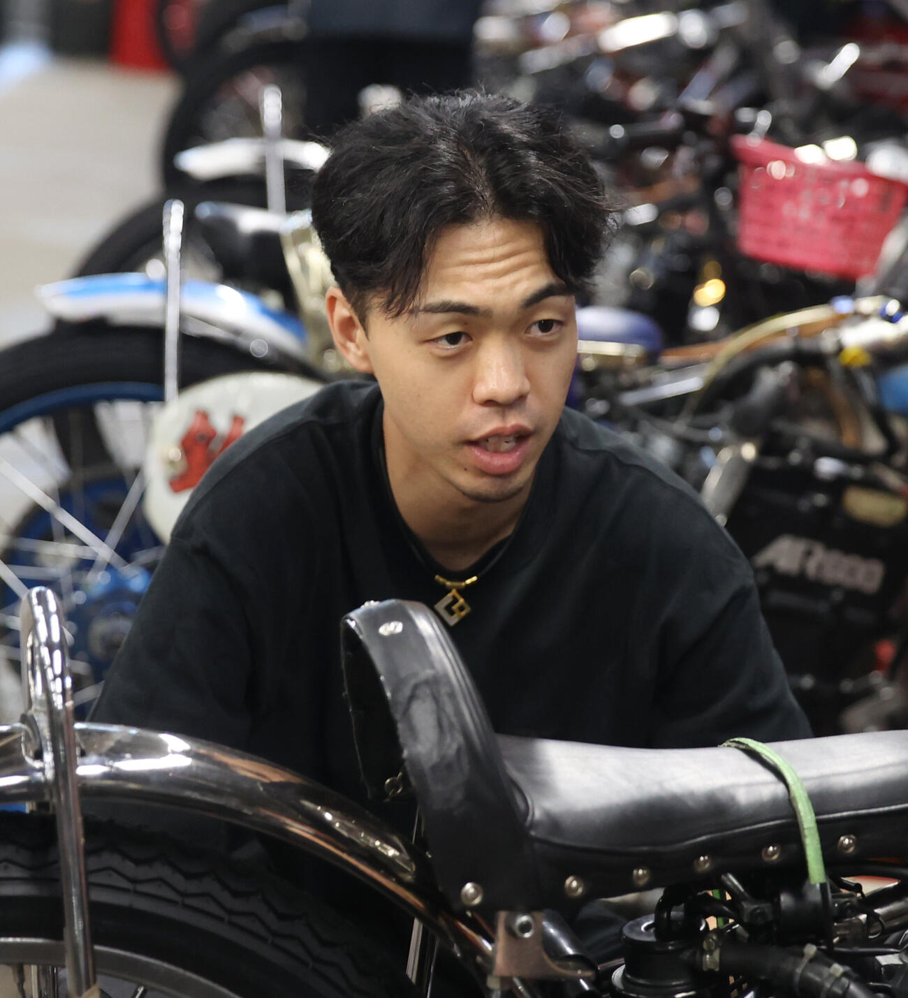 前検でマシンをチェックする栗原佳祐（撮影・柴田隆二）