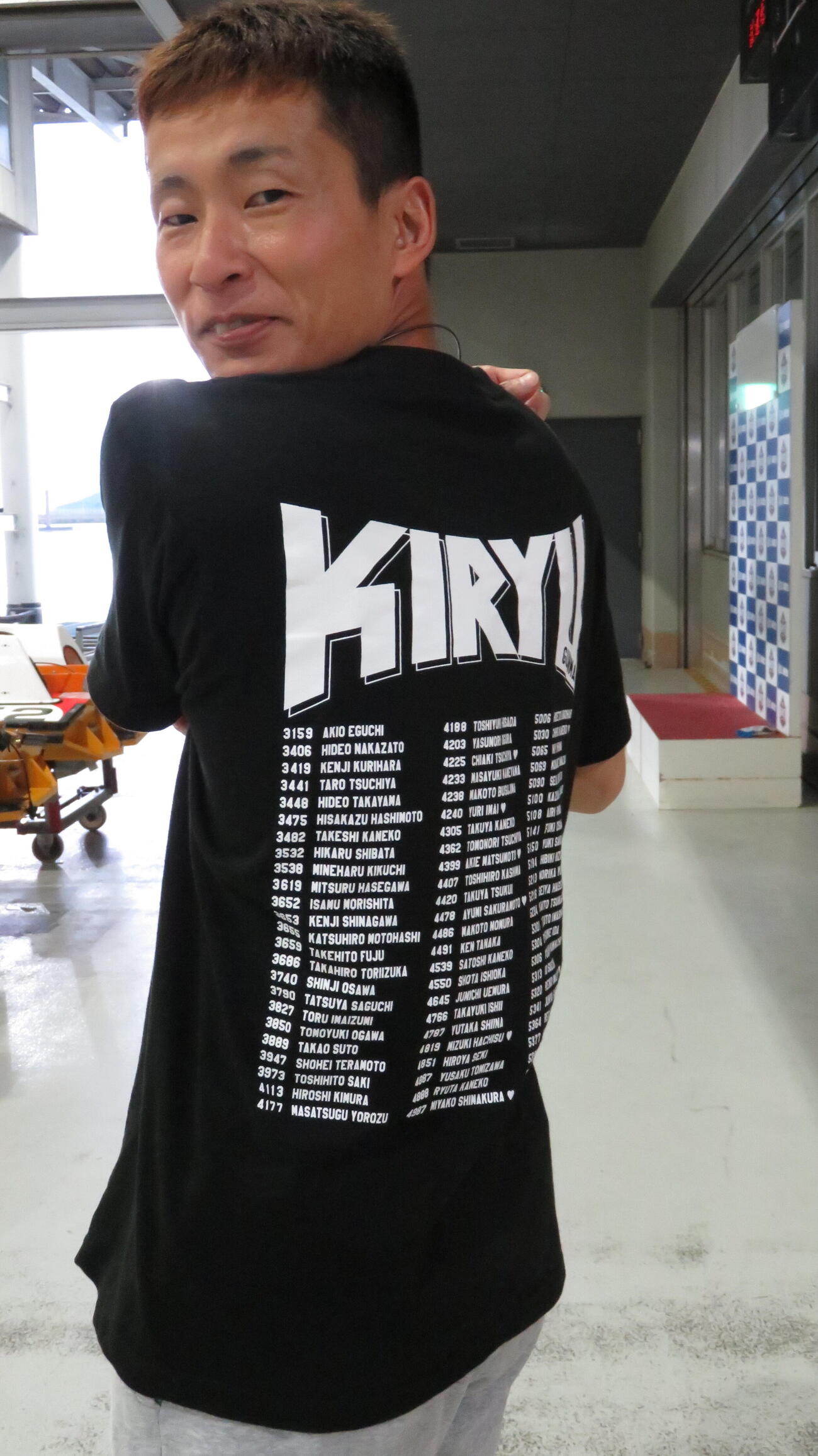 桐生ボート70周年記念Tシャツを着る群馬支部支部長の土屋智則