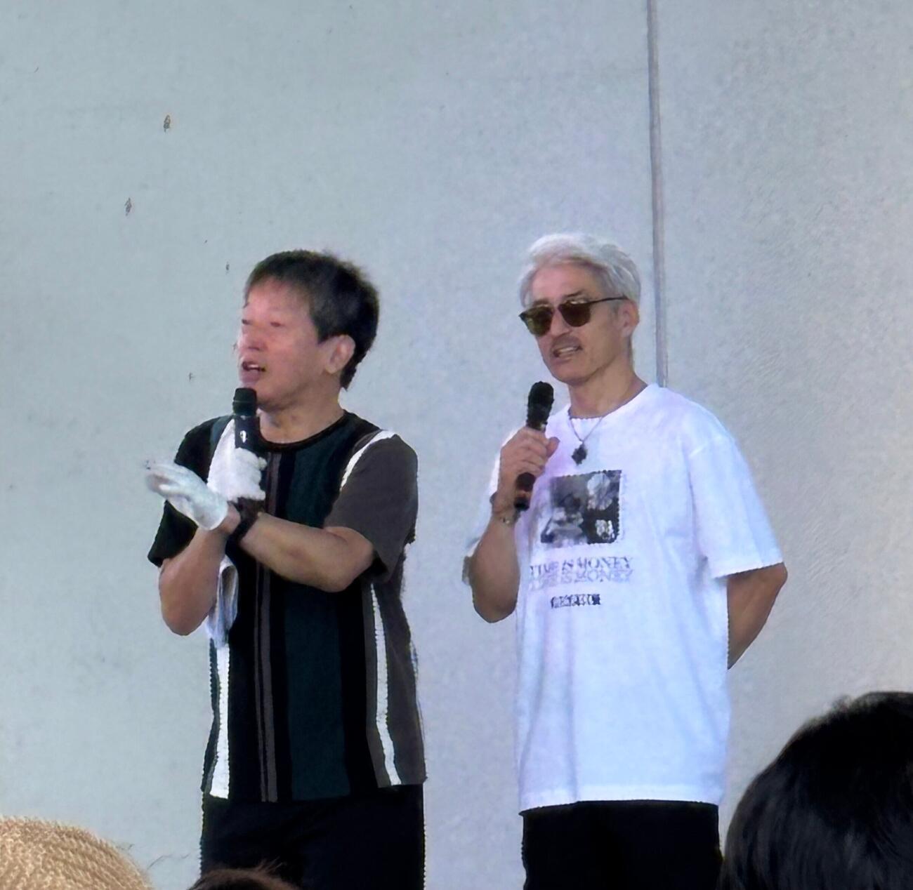 トークショーに参加した松井繁（右）とMCのちゃらんぽらん冨好（左）