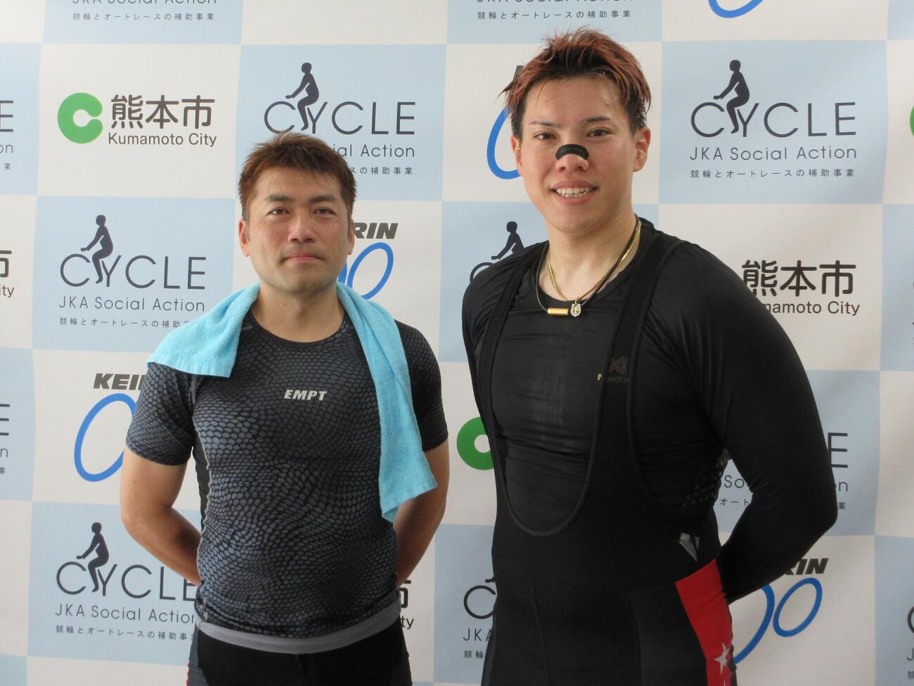 ワンツーを決めた地元の佐方良行（左）と上田尭弥