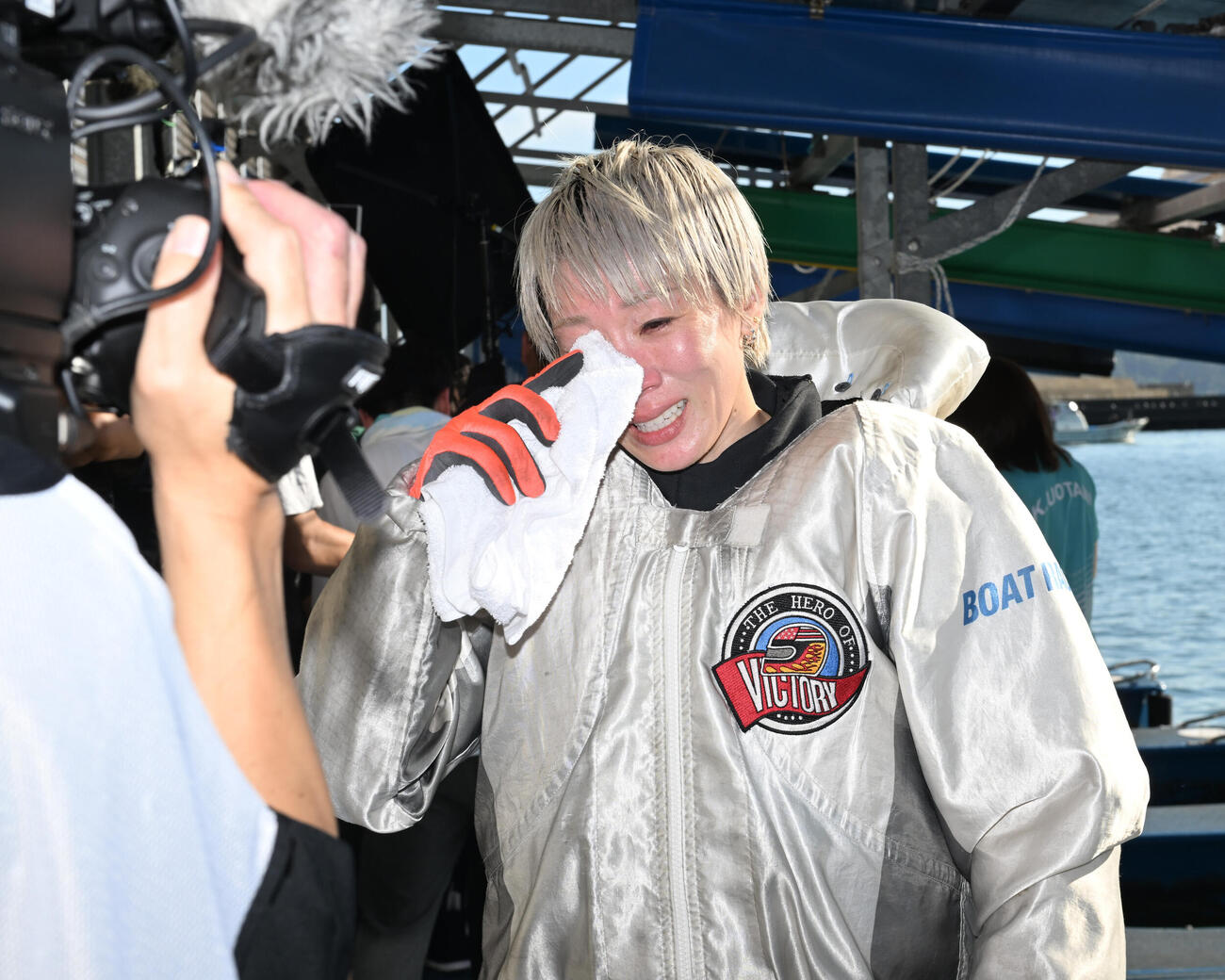 勝利者インタビューを受けながら涙ぐむ川野芽唯（撮影・和賀正仁）