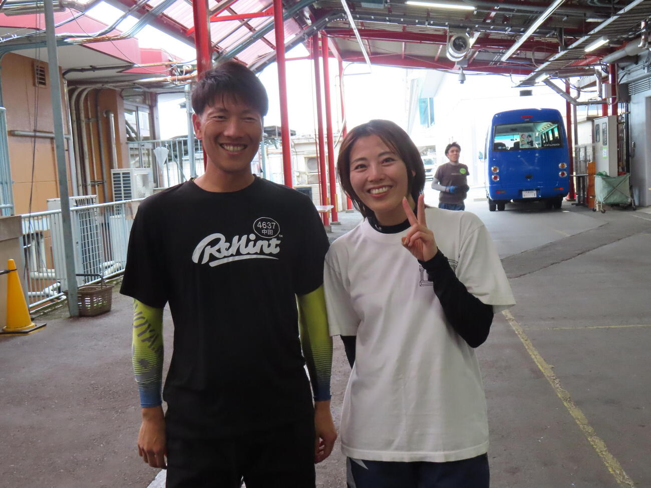 初のきょうだいあっせんに緊張気味の兄中田友也（左）とリラックスムードの妹夕貴