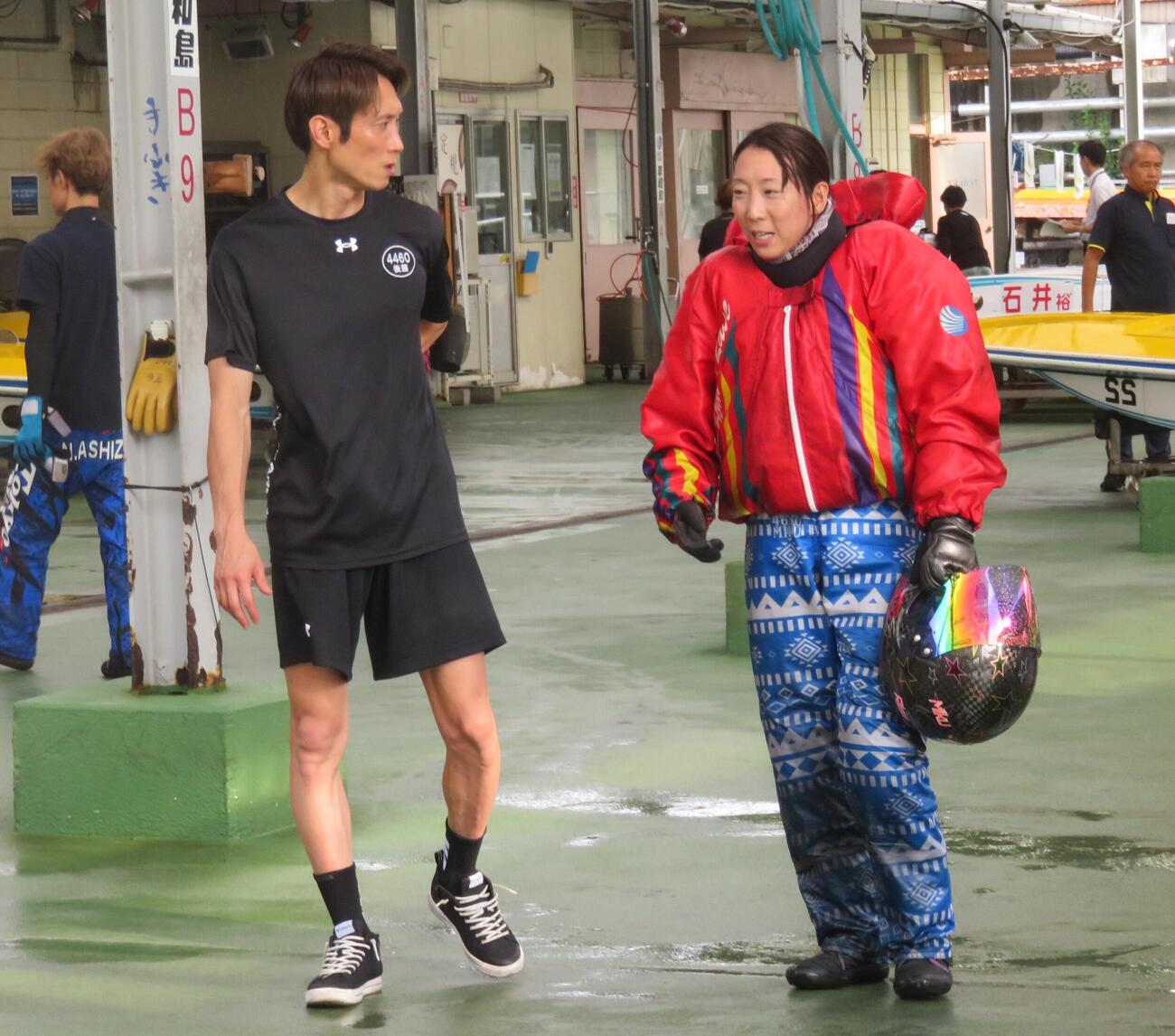 2日目連勝の後藤翔之（左）は、レース直後の妹美翼を出迎えて声をかけた