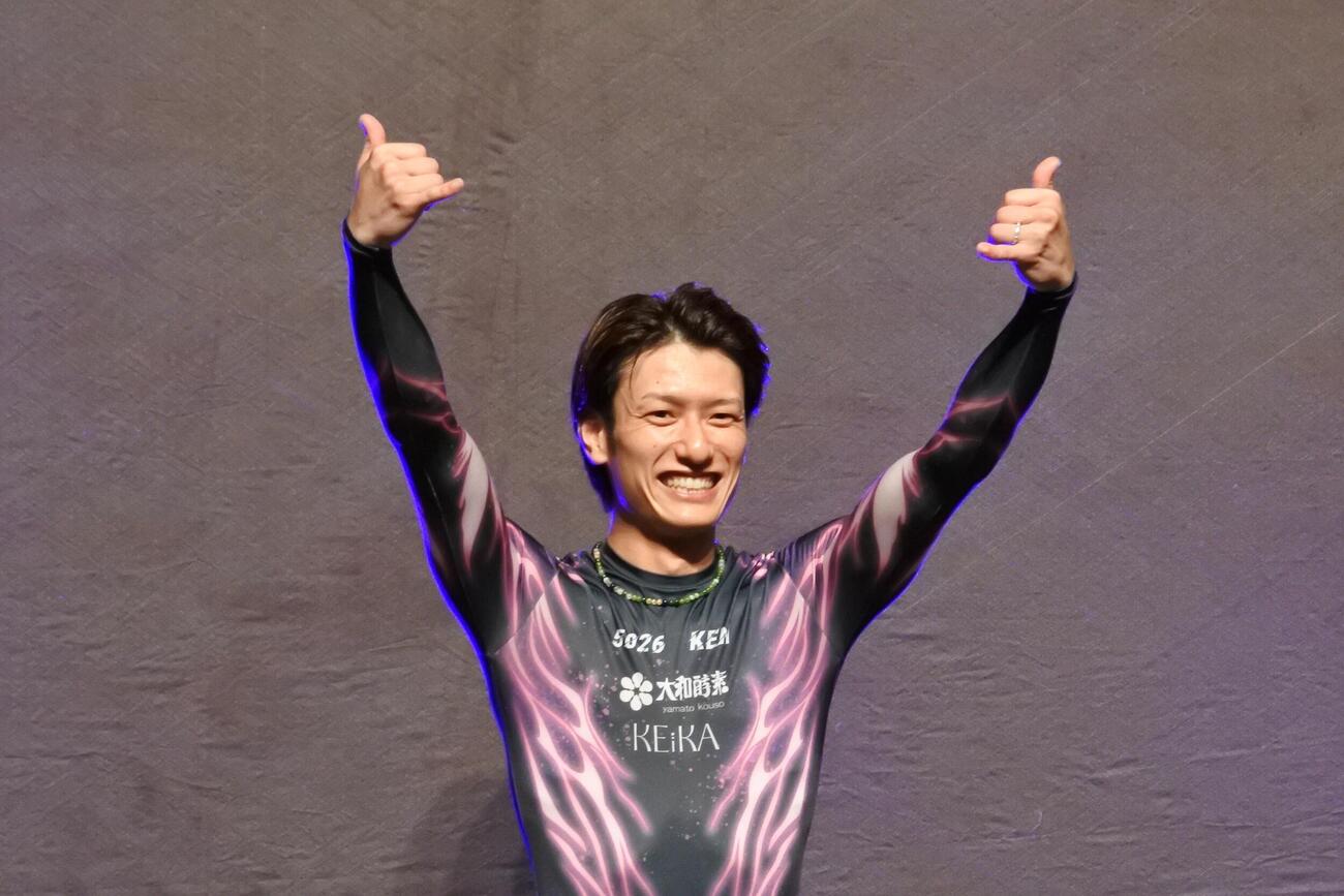 地元からつでの初優勝を決めた安河内健が、笑顔でアロハポーズ