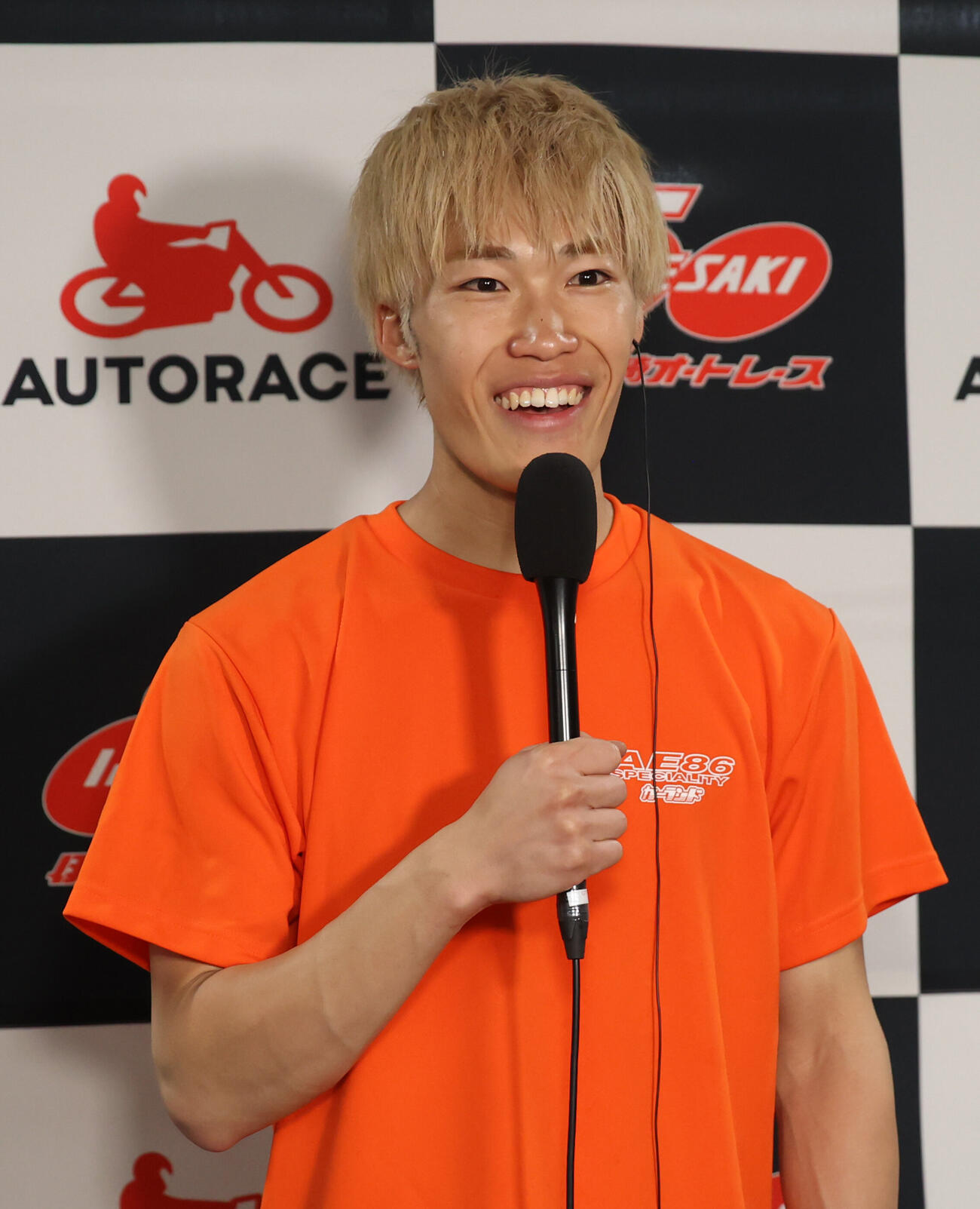 最終予選9Rで1着の佐藤励は勝利者インタビューで笑顔を見せる（撮影・柴田隆二）