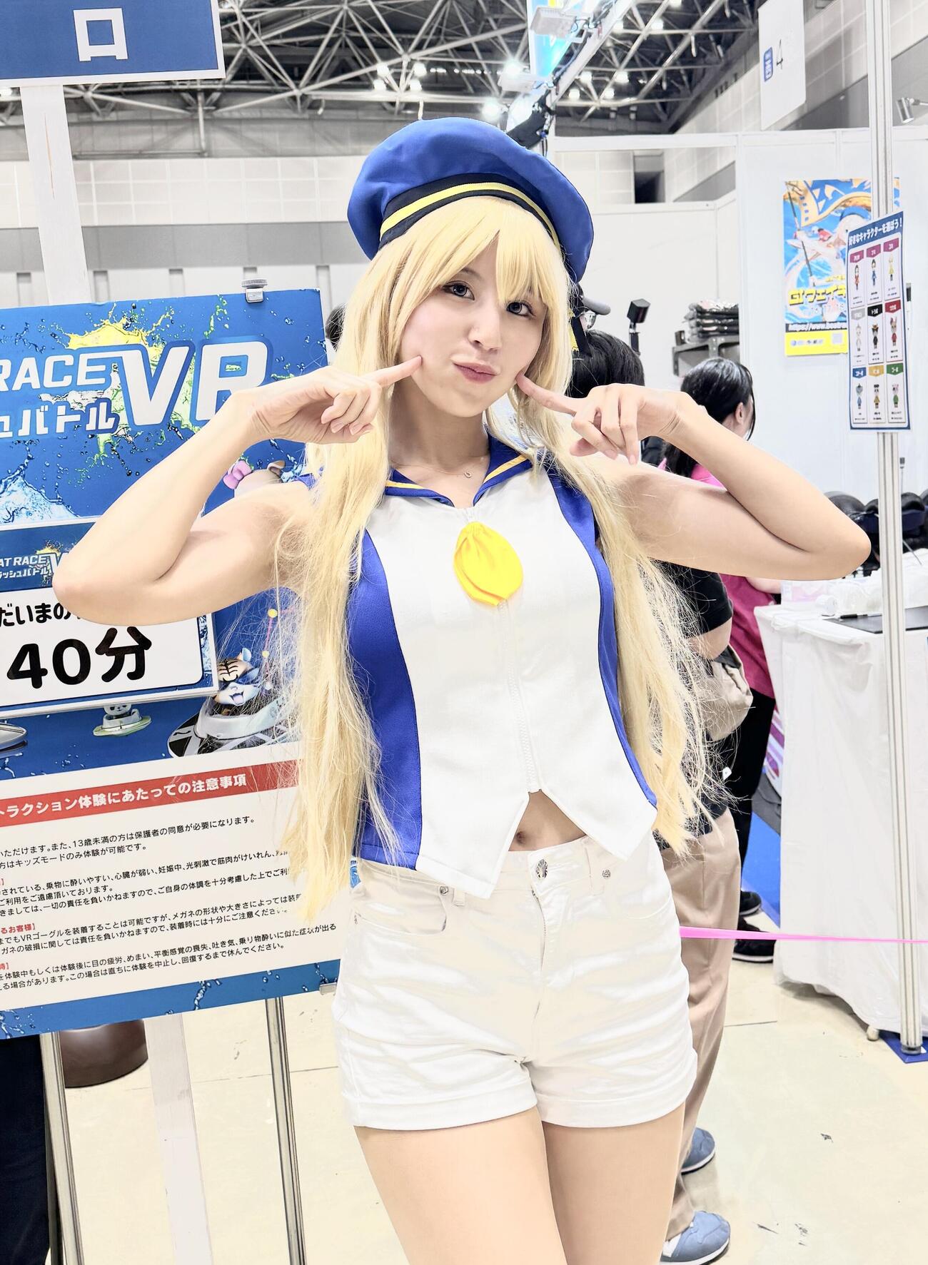 五十川ちほがポーズを取って、参加者からの写真撮影を受けていた