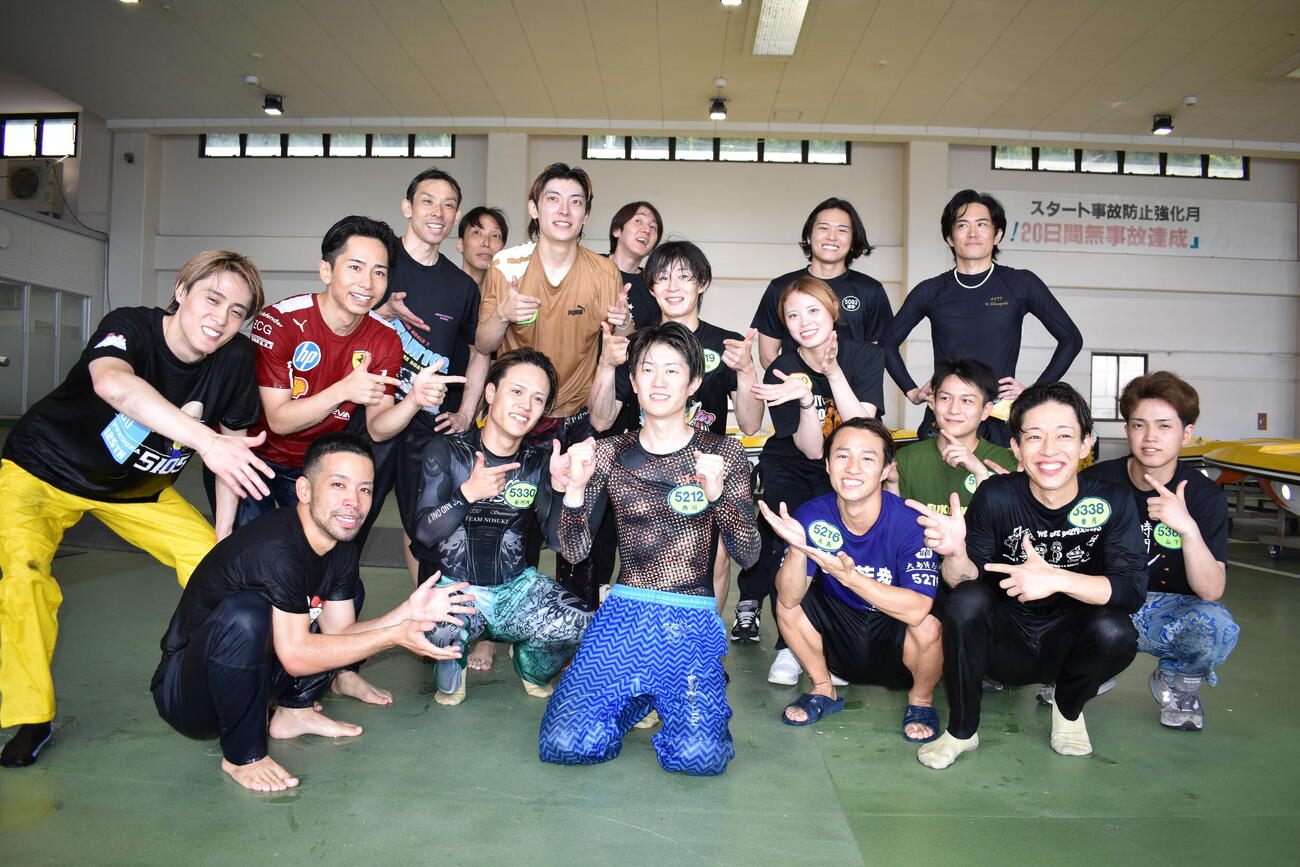 芦屋でデビュー初優勝を飾った西川拓利（中央）を囲んでレーサーが祝福