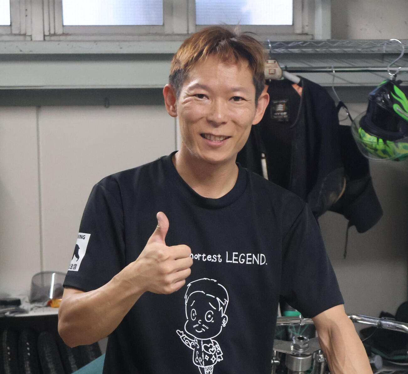 会心の勝利に「ベットオンミー」を披露する佐藤貴也