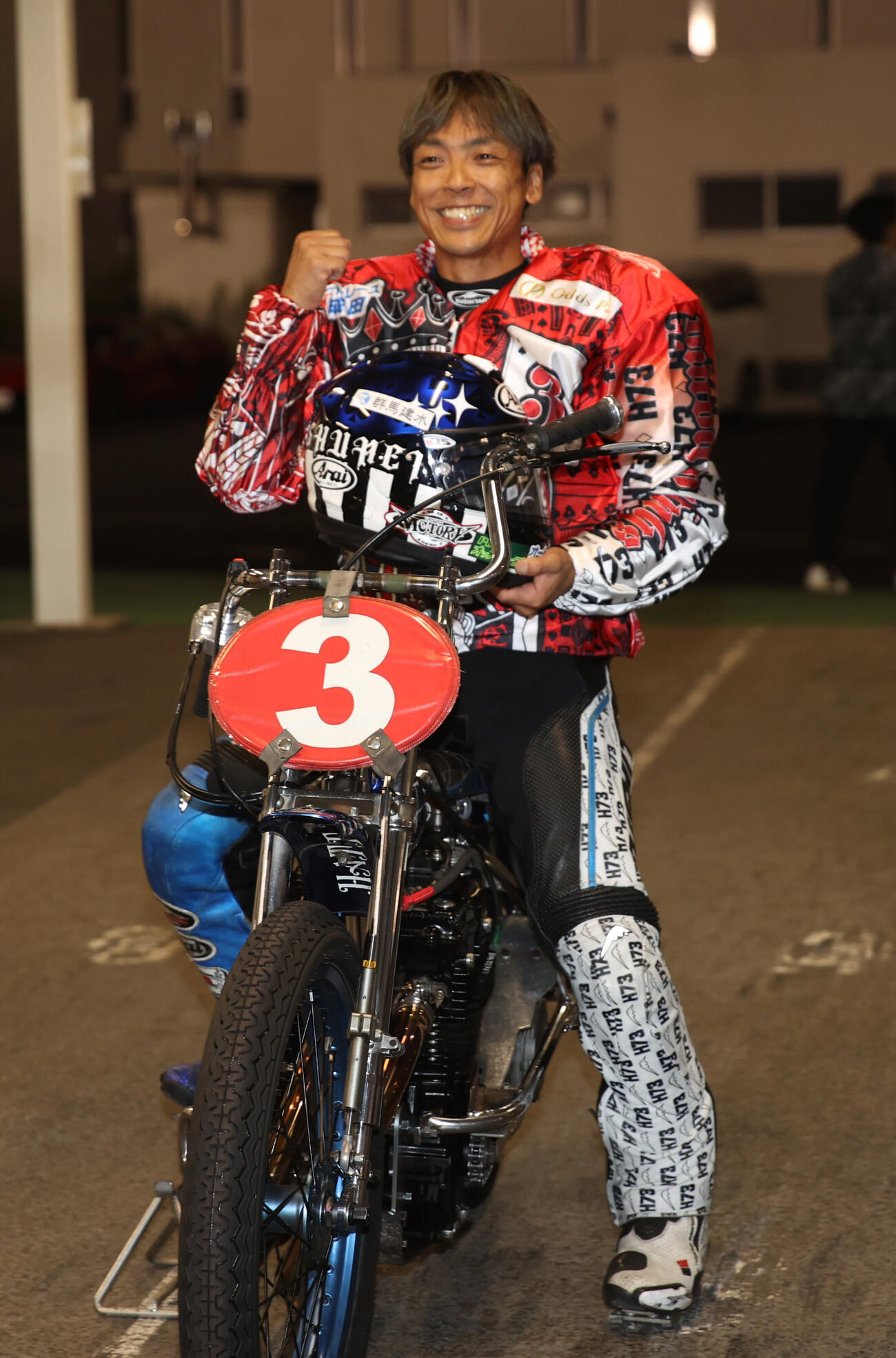 優勝した青山周平はガッツポーズする（撮影・柴田隆二）