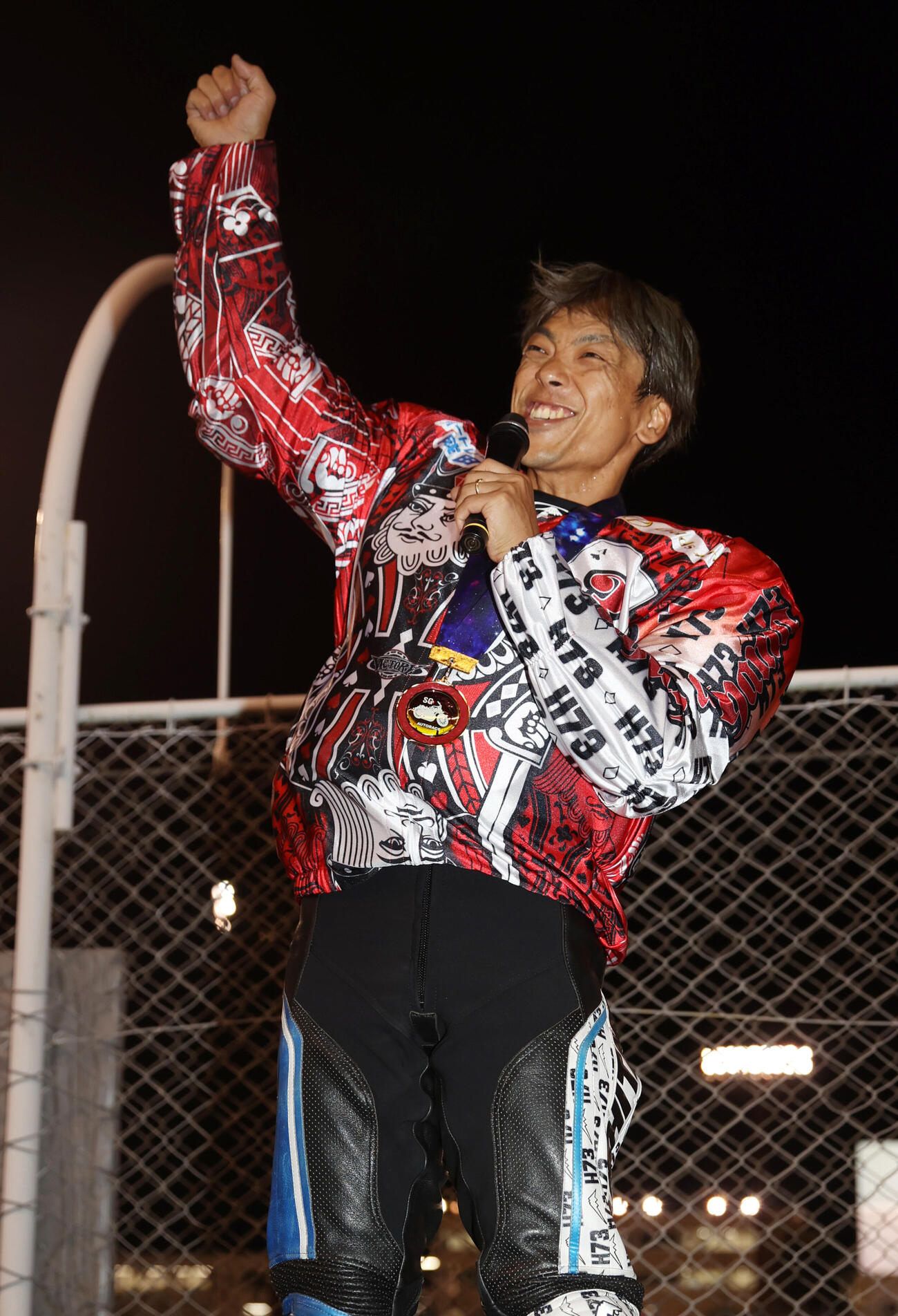 優勝した青山周平はこん身のガッツポーズを披露する（撮影・柴田隆二）