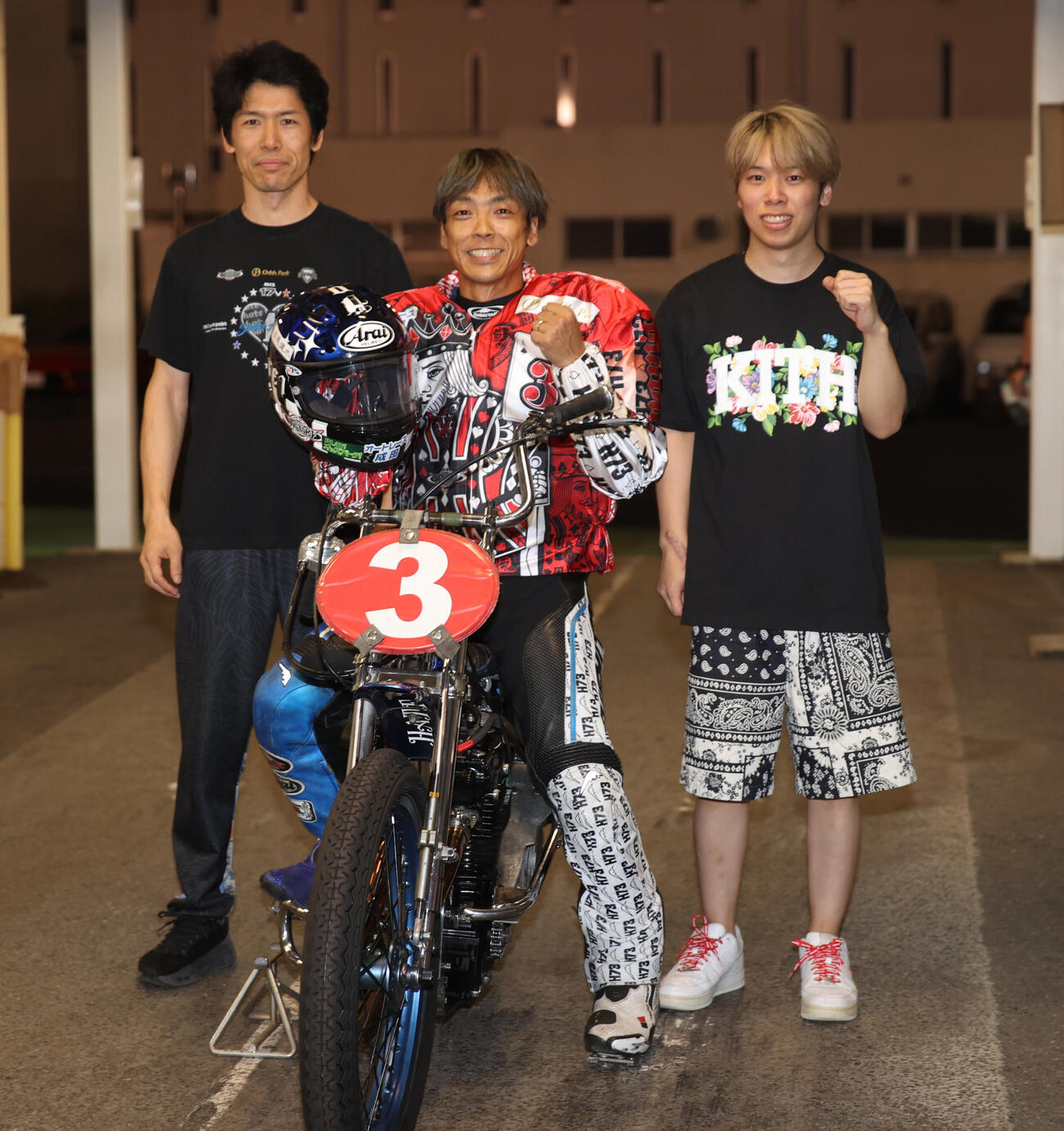 優勝した青山周平（中央）は大月渉（左）、村瀬月乃丞とガッツポーズする（撮影・柴田隆二）