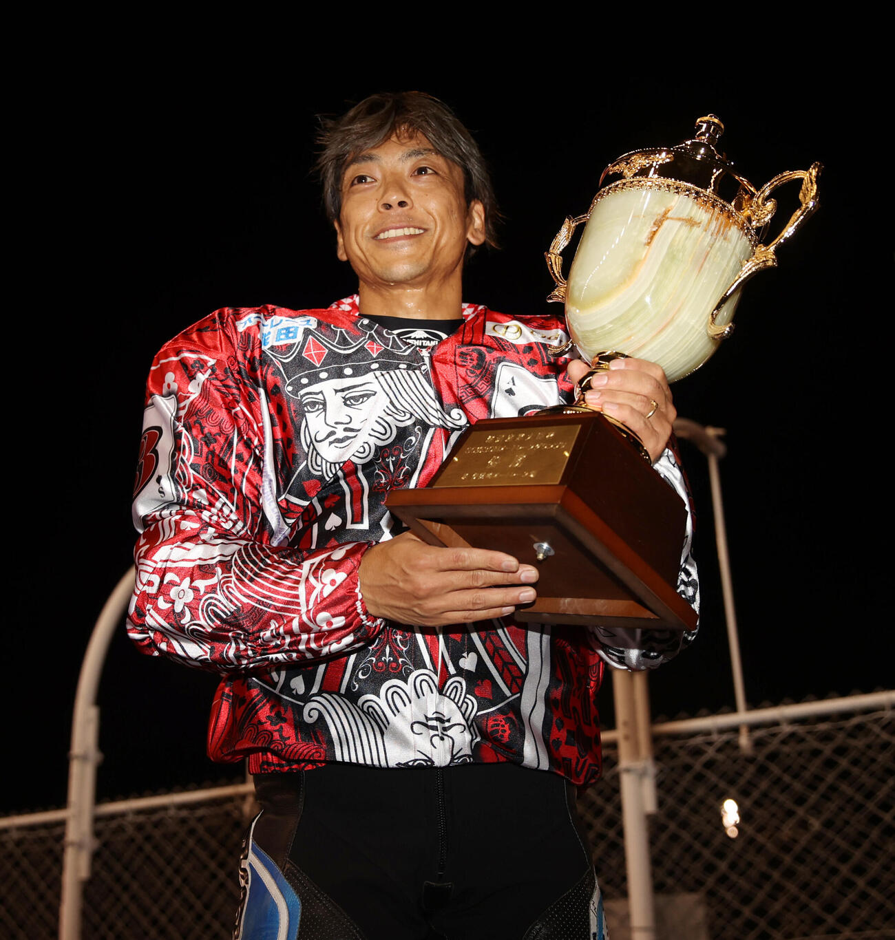 優勝した青山周平は優勝杯を手に笑顔を見せる（撮影・柴田隆二）