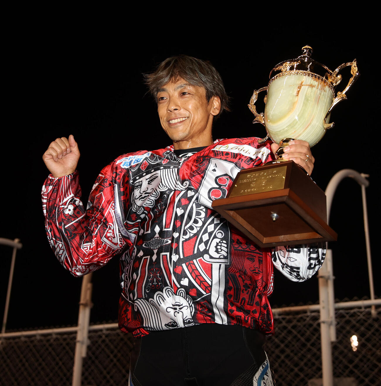 青山周平は優勝杯を掲げる（撮影・柴田隆二）