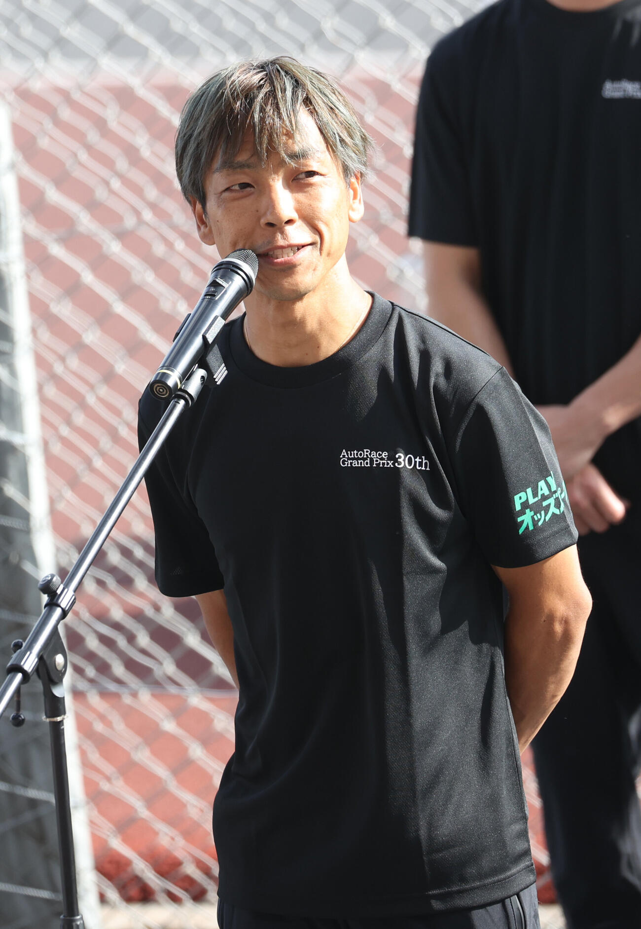 優勝戦出場選手紹介であいさつする青山周平（撮影・柴田隆二）