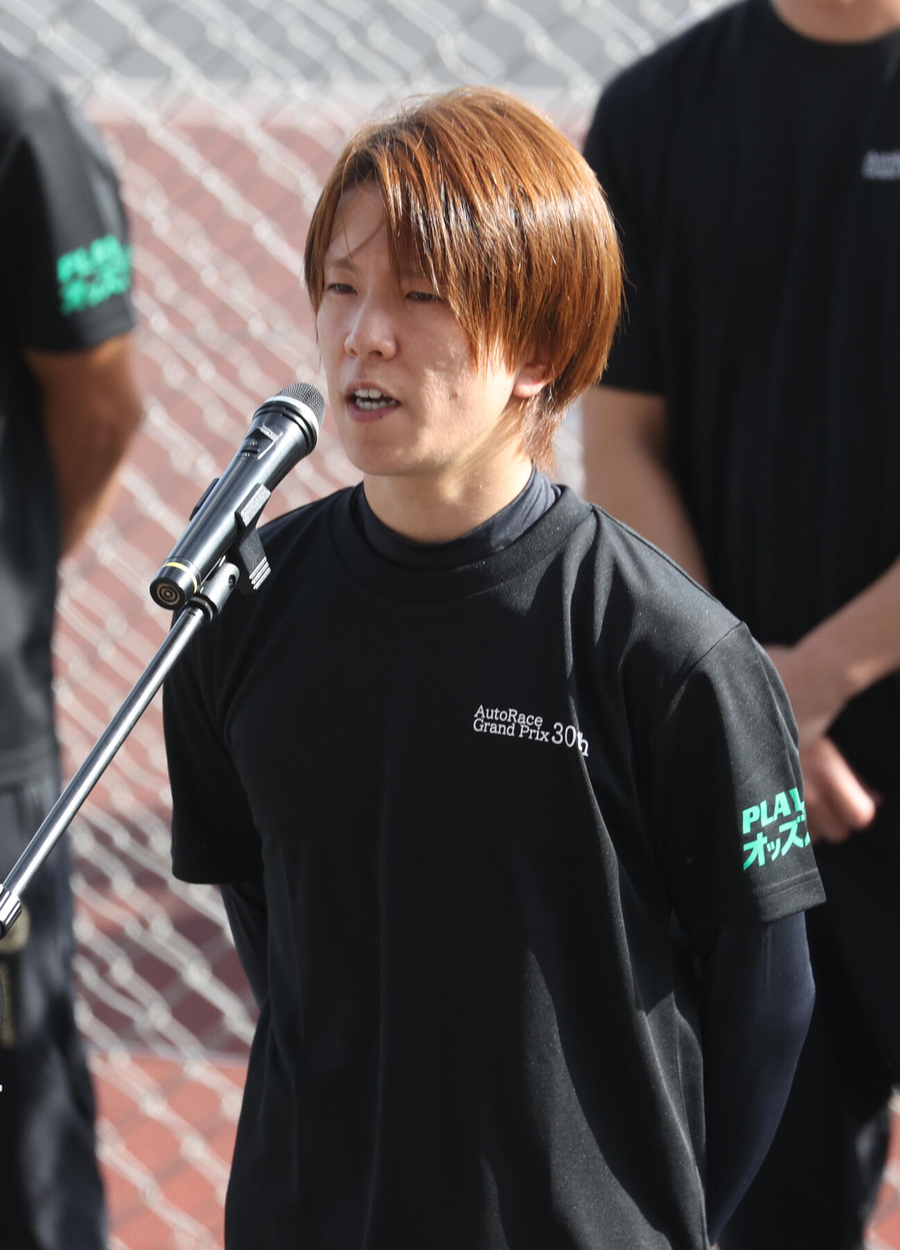 優勝戦出場選手紹介であいさつする鈴木圭一郎（撮影・柴田隆二）