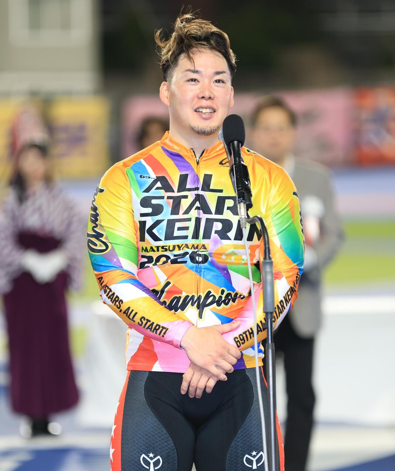 優勝インタビューに応じる犬伏湧也