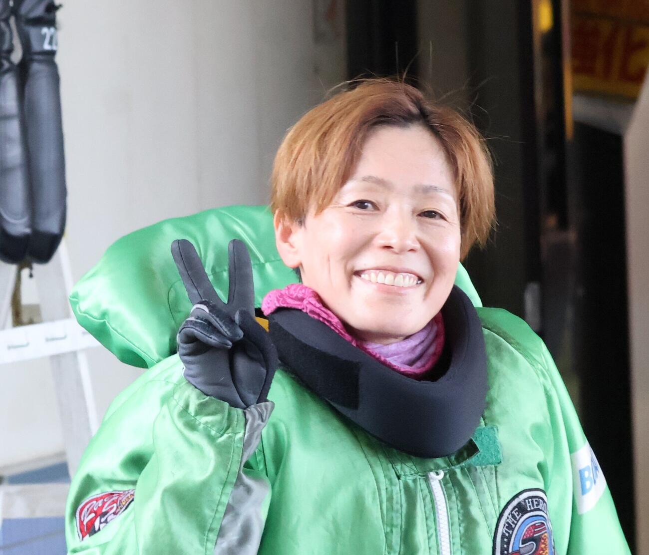 6Rで大外から2着に入った岩崎芳美は笑顔でVサイン