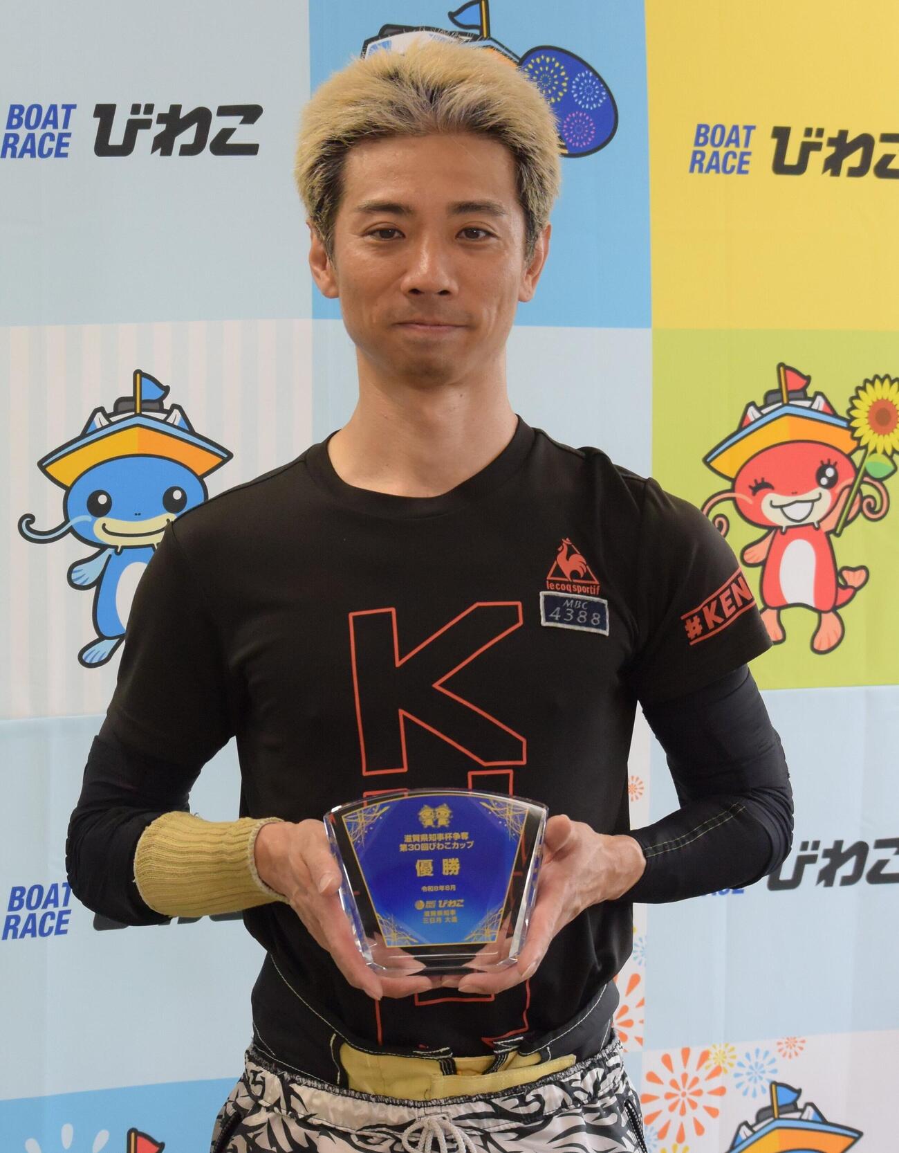 激戦を制しての優勝を飾った是沢孝宏が満面の笑み