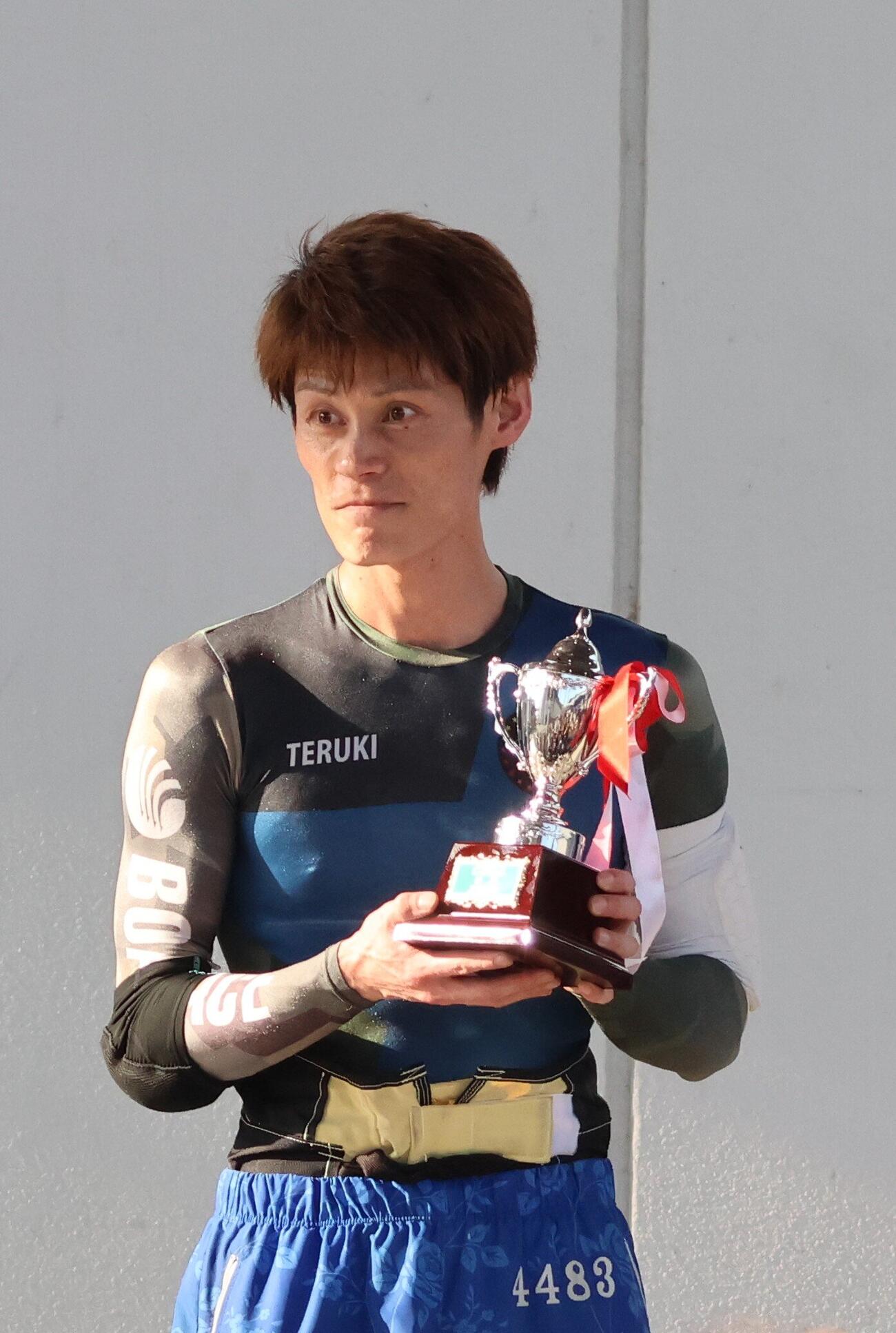 今年2度目、尼崎では初Vを飾った北野輝季が優勝カップを手にする（撮影・北條直治）