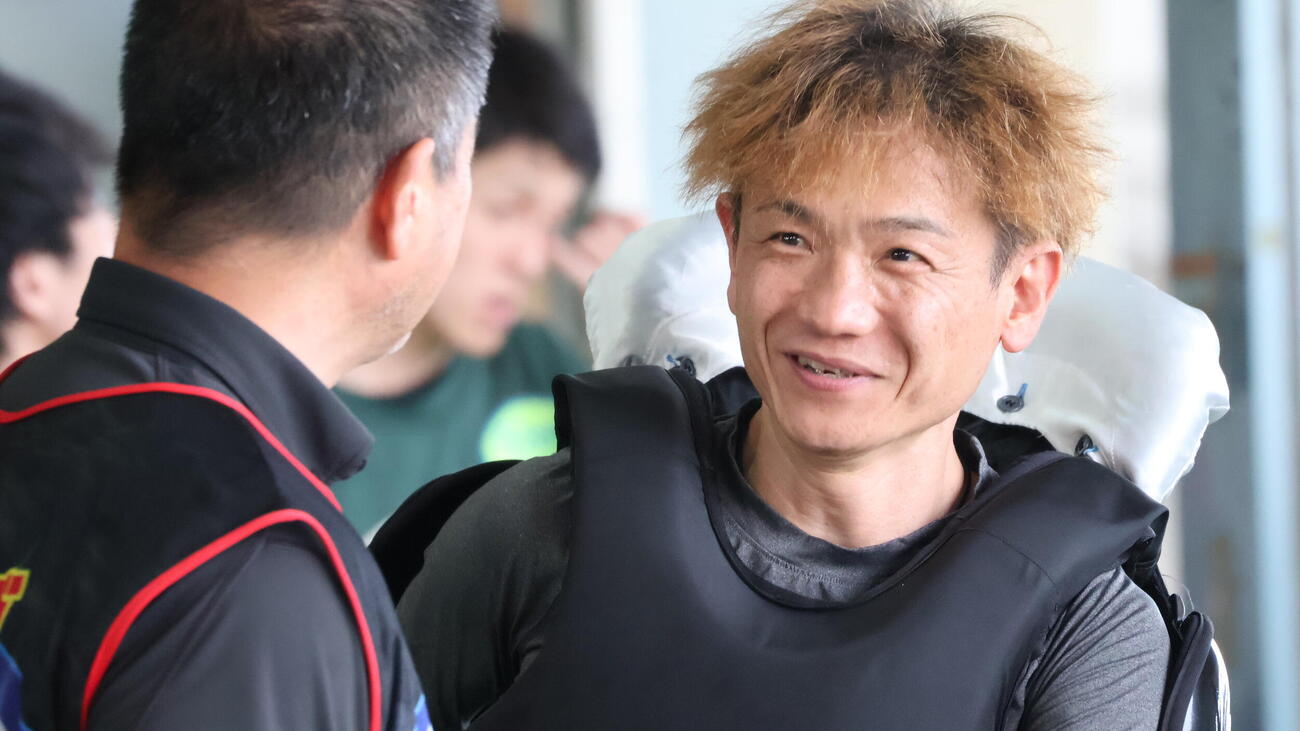 今年優勝4度と好調の平田忠則が笑顔で前検作業を行う