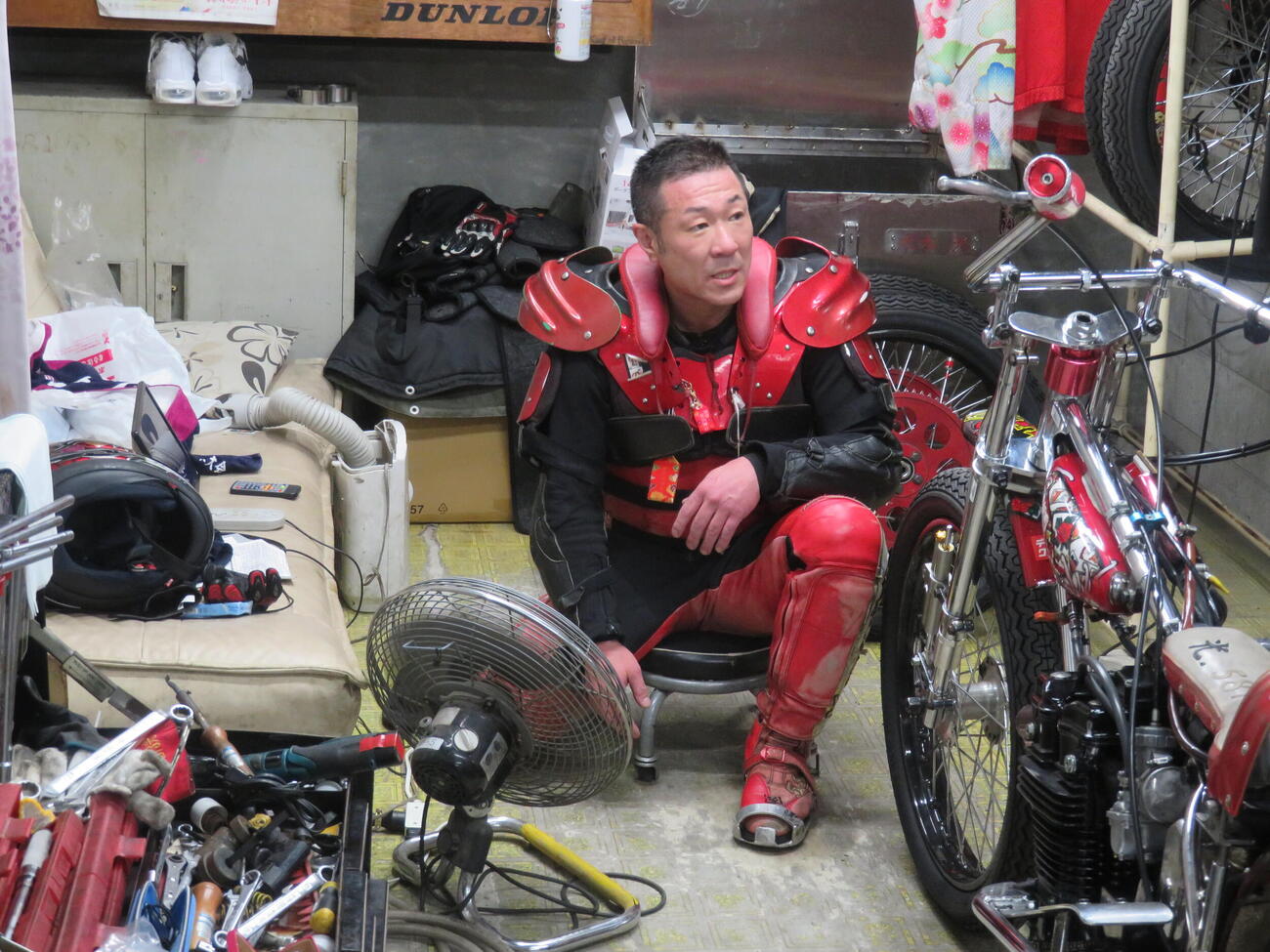 炎天下の中でレースを終えてロッカーに座り込む大木光（撮影・小川将司）
