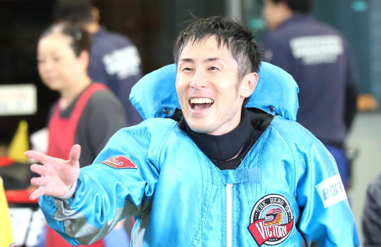 6Rでカド4コースからまくった岡部大輔は2日目連勝を飾り、笑顔で引き上げてきた