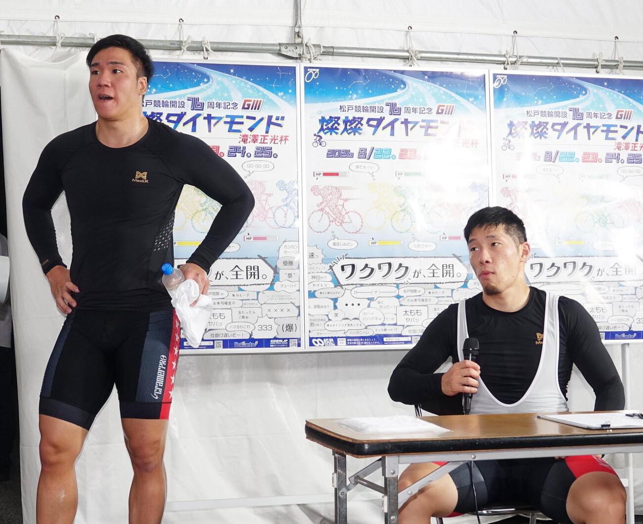 レース後、リプレー映像を食い入るように見つめる1着の佐々木豪（左）と2着の寺崎浩平