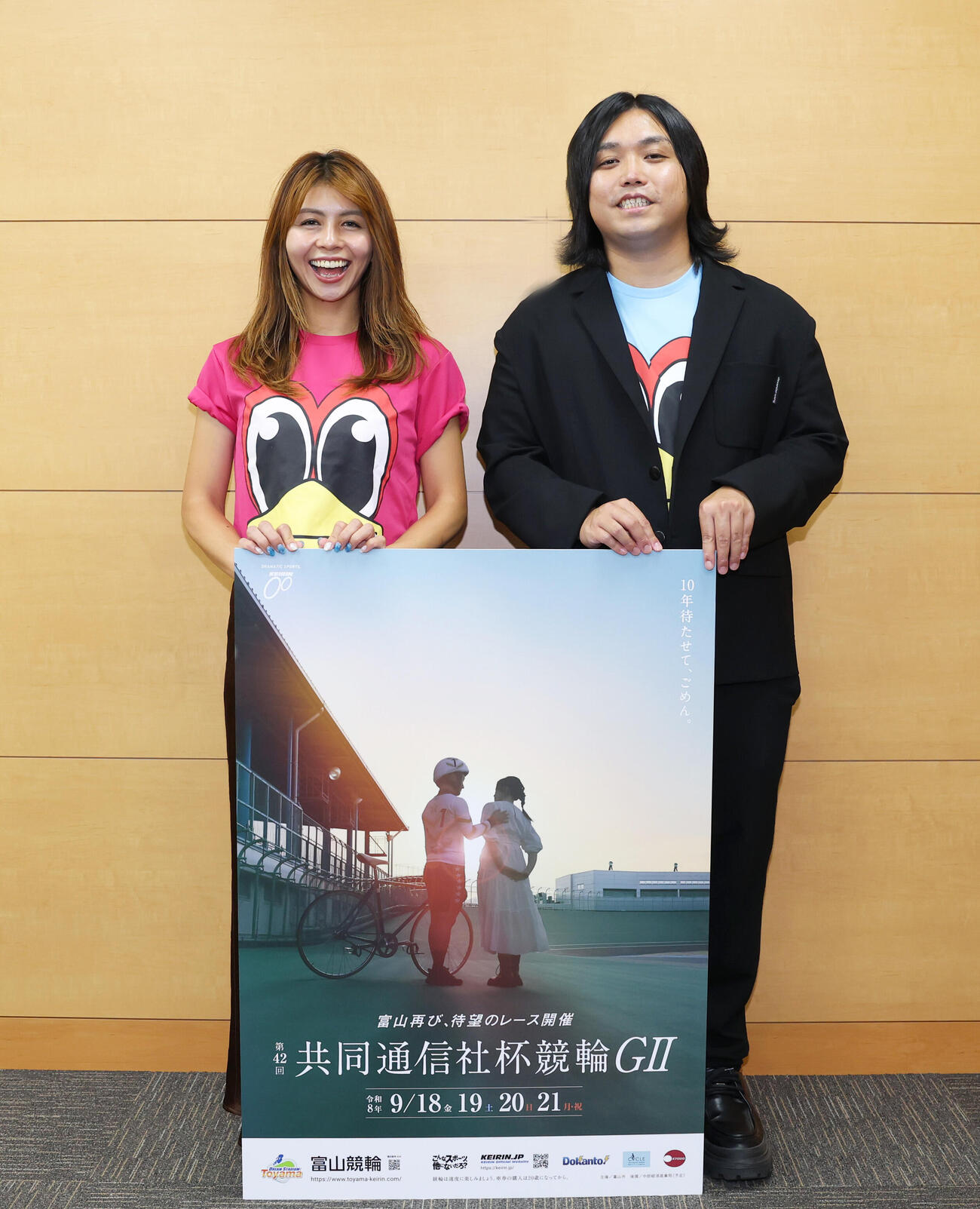 G2共同通信社杯競輪のPRで来社したさだありさ（左）とトミー