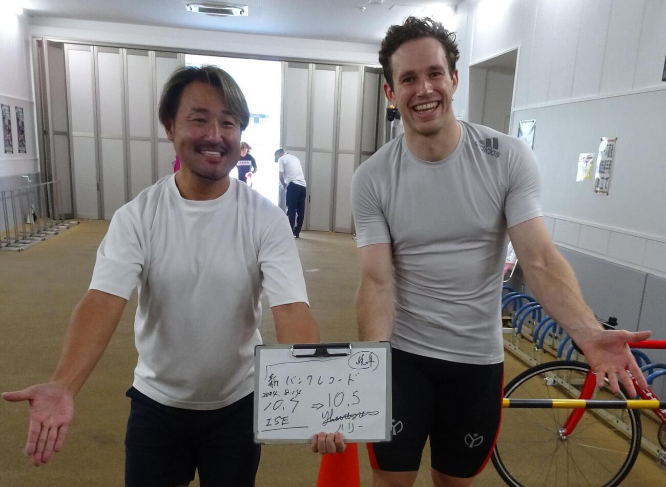 新旧バンクレコードホルダーのラブレイセン（右）と伊勢崎彰大がツーショット