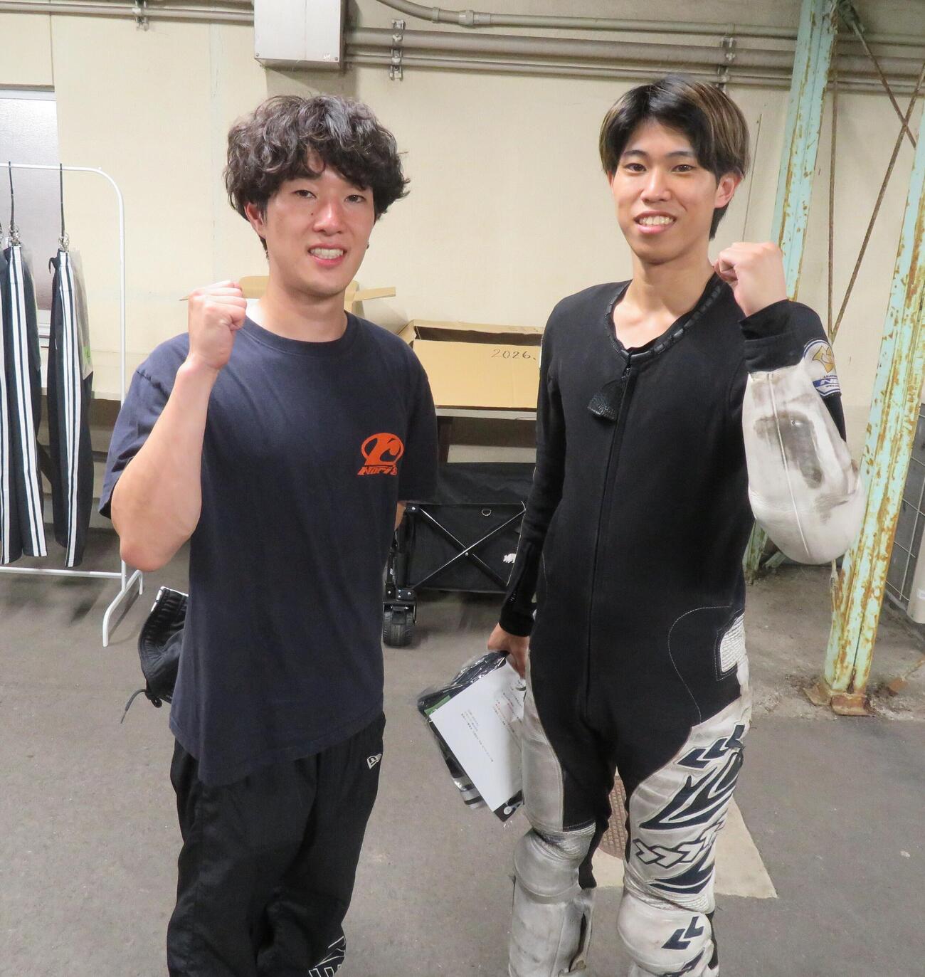 準決勝戦11Rでワンツーを決めた黒川京介（左）と長田稚也の若手コンビが一緒にポーズ（撮影・小川将司）