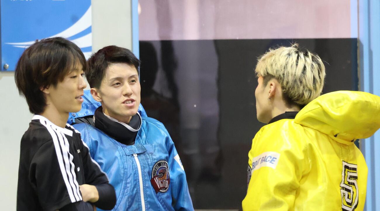 8Rで5着に終わった青いカポックの坂井滉哉（中）は篠原飛翔（左）井上慧人（右）の福岡支部の仲間と話し込んでいた