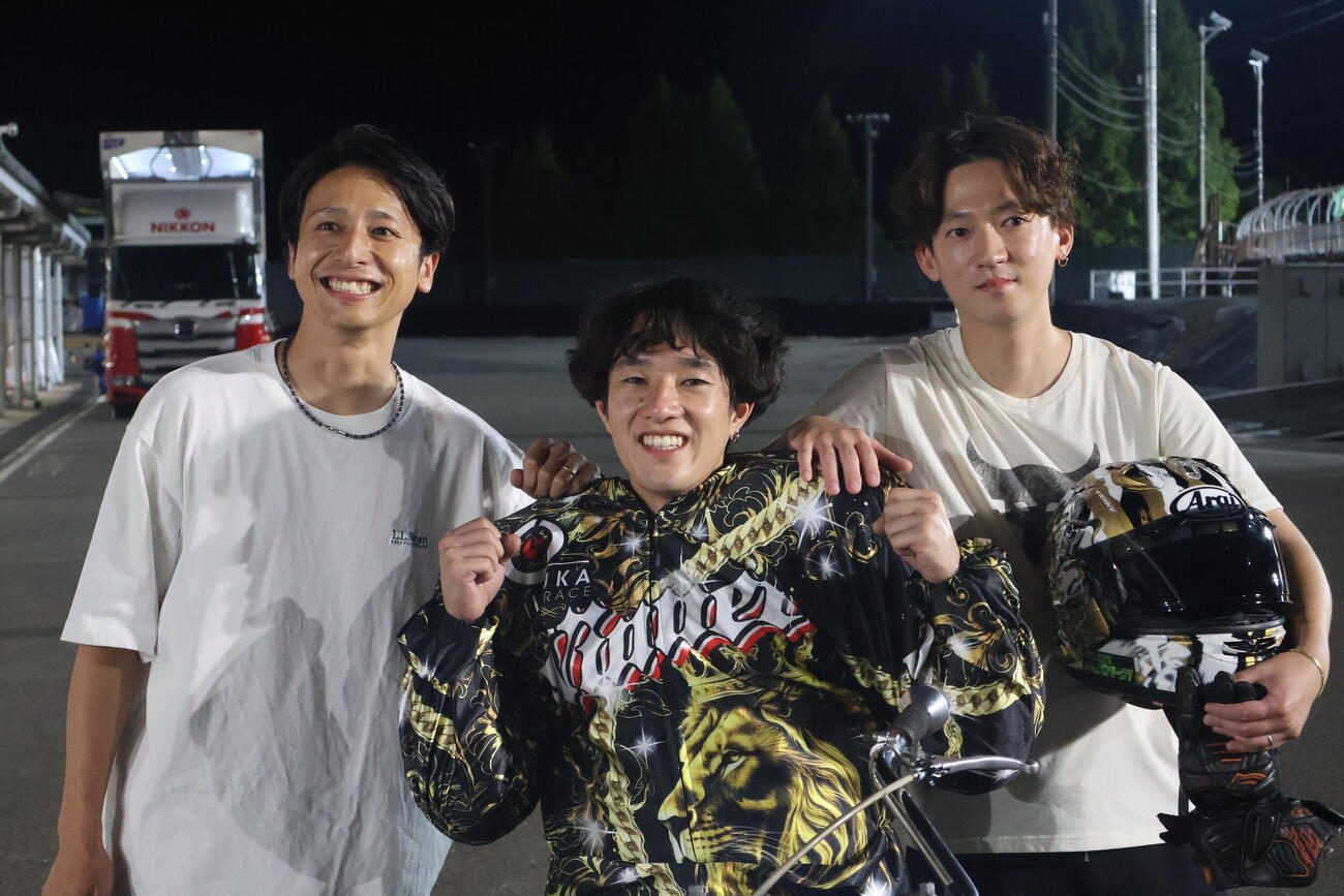 優勝した黒川京介は同期の伊藤正真（左）と木山優輝（右）と記念撮影