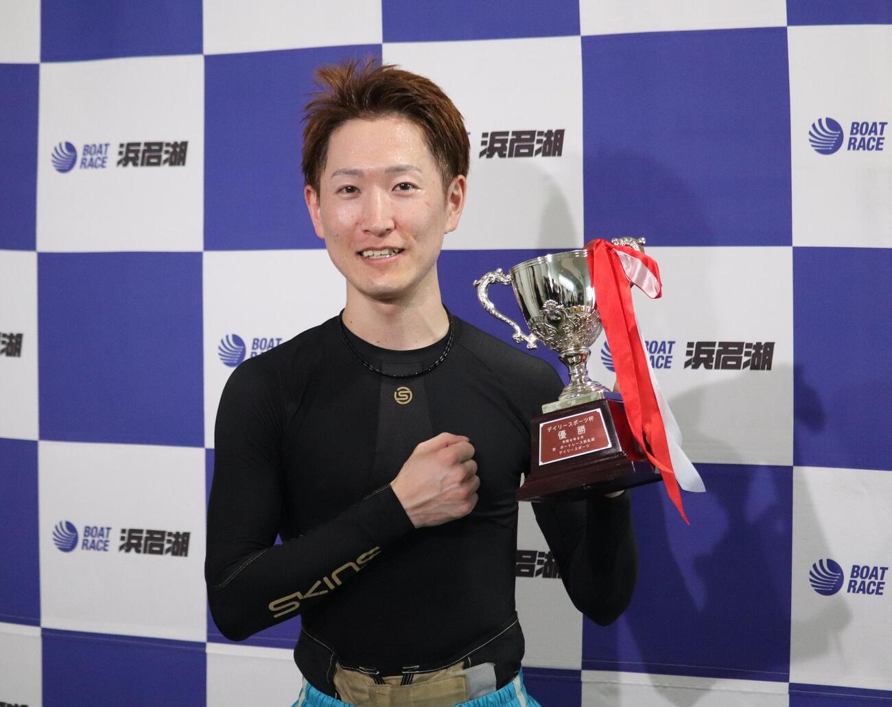優勝した佐々木完太がアニメ進撃の巨人の「心臓をささげよ」ポーズで満面の笑み