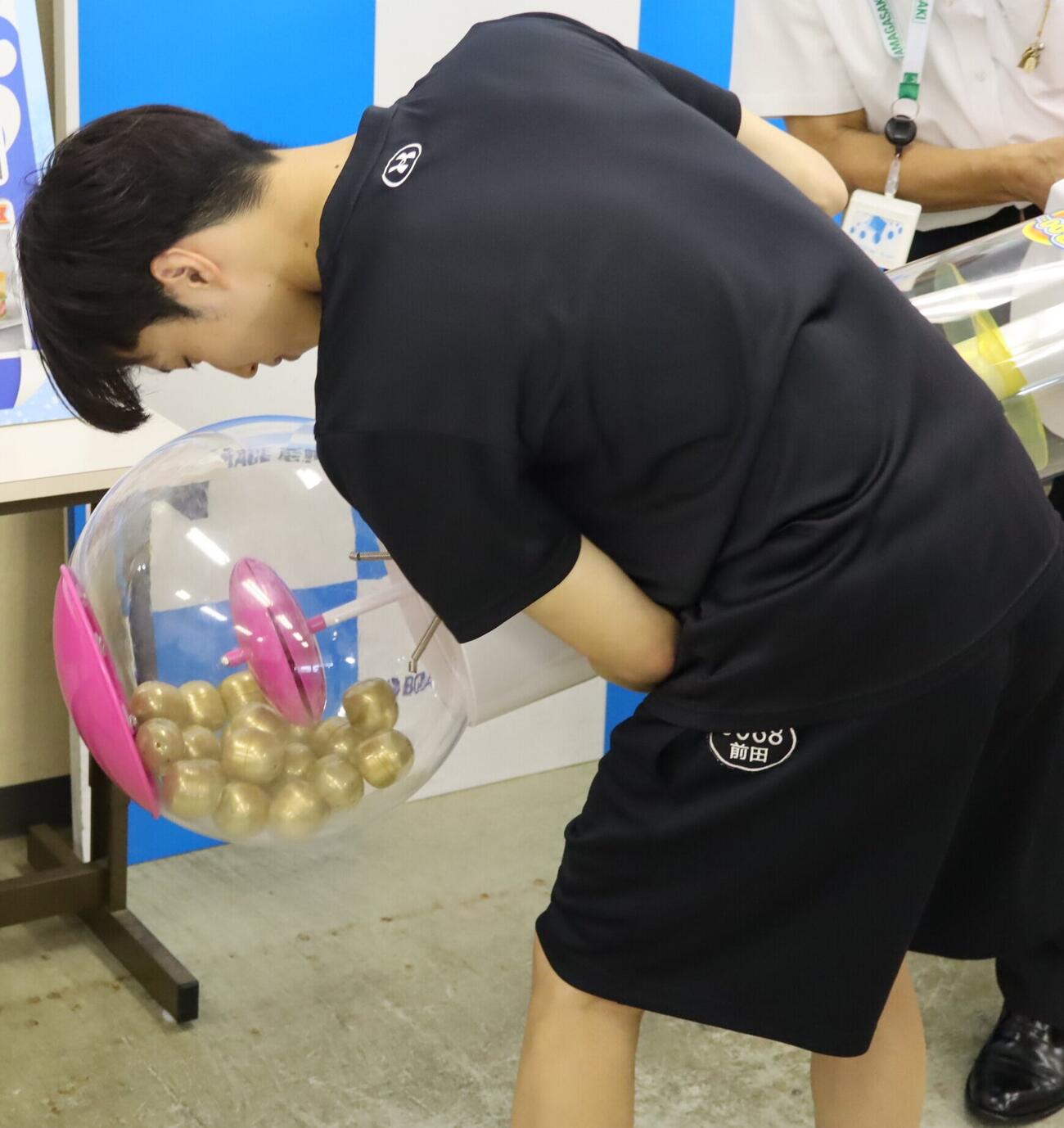 前田滉がガチャポンの中身を力任せに混ぜる