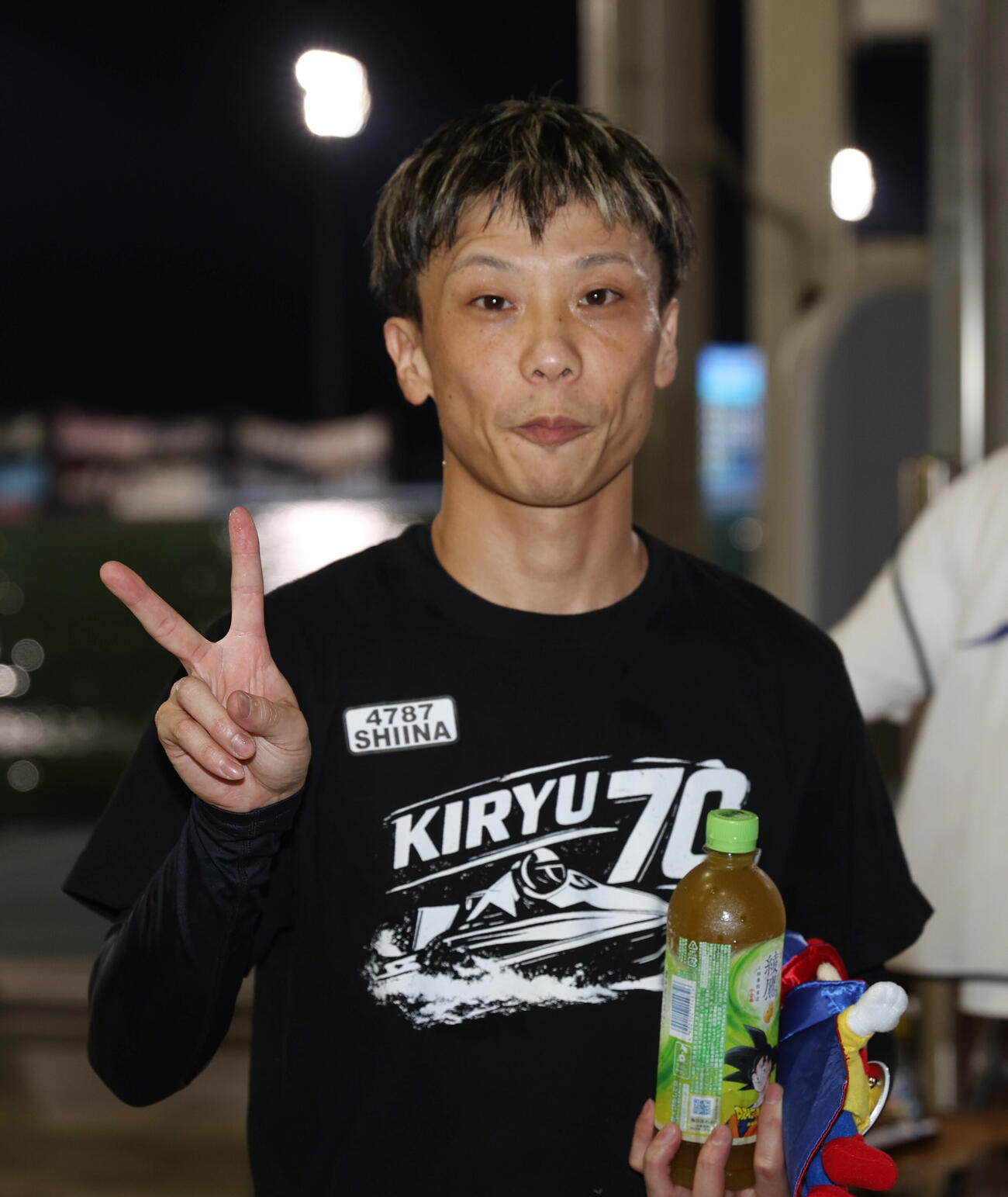 予選8Rで1着の椎名豊はVサインする（撮影・柴田隆二）