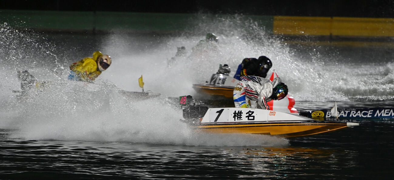 予選8R、1周目の2Mを回る1着椎名豊＜1＞、2着菅章哉＜5＞、3着上條暢嵩＜2＞（撮影・柴田隆二）