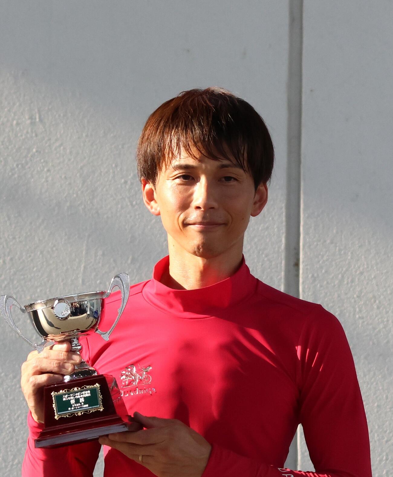 優勝戦は山崎郡が前走の住之江お盆レースに続いて、今年4度目のV。優勝カップを手に笑顔を見せた（撮影・北條直治）
