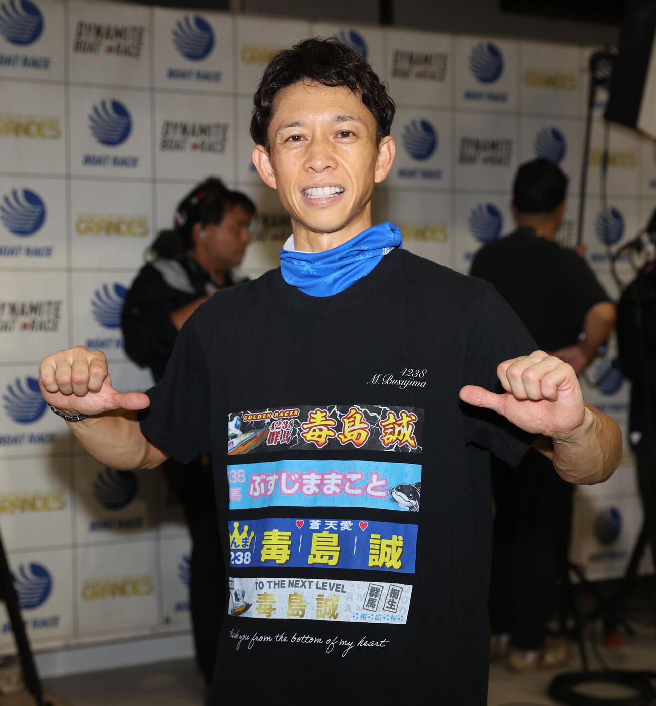 準優勝戦10Rで1着の毒島誠はポーズを決める（撮影・柴田隆二）