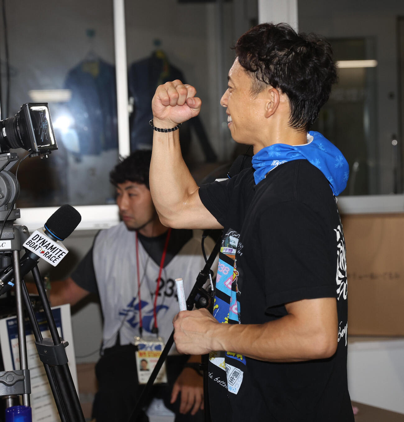 準優勝戦10Rで1着の毒島誠はガッツポーズする（撮影・柴田隆二）