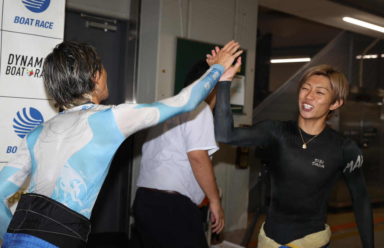 準優勝戦11Rで1着の峰竜太（左）は2着の定松勇樹とハイタッチする（撮影・柴田隆二）