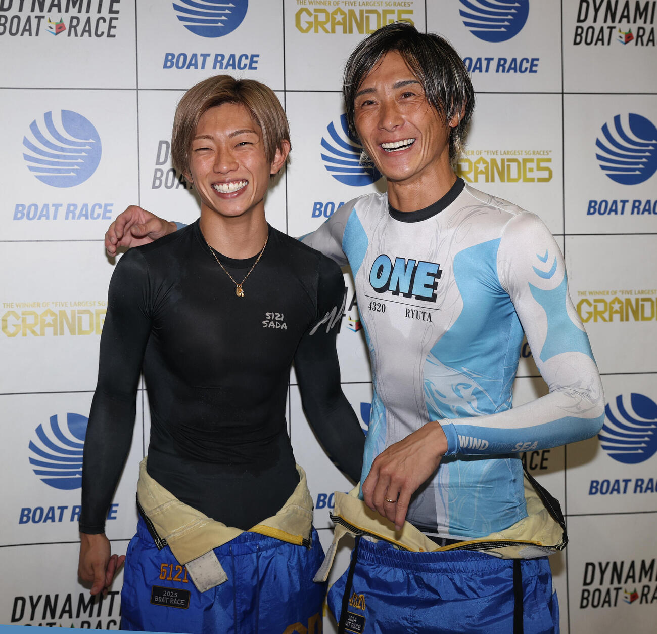 準優勝戦11Rで1着の峰竜太（右）は2着の定松勇樹と喜び合う（撮影・柴田隆二）