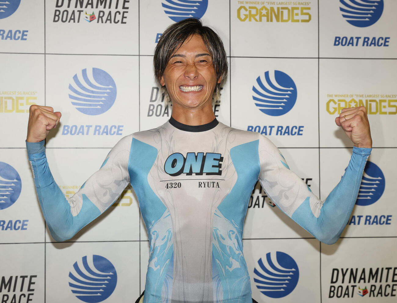 準優勝戦11Rで1着の峰竜太はガッツポーズする（撮影・柴田隆二）