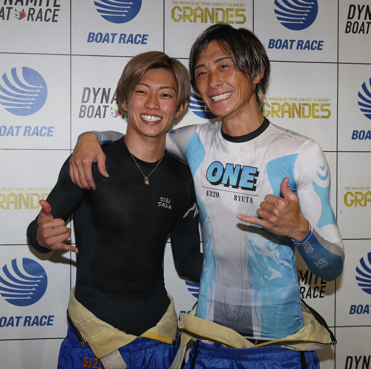 準優勝戦11Rで1着の峰竜太（右）は2着の定松勇樹と喜び合う（撮影・柴田隆二）