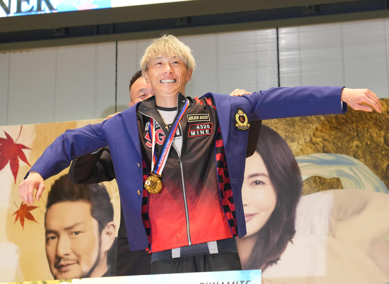 SG第70回ボートレースダービーで優勝しブレザーに袖を通す峰竜太（2023年10月撮影）