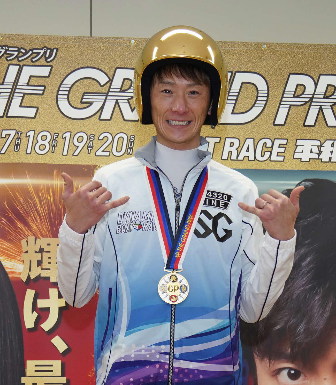 グランプリ優勝の表彰式で金のヘルメットを被り記念撮影に納まる峰竜太（20年12月撮影）